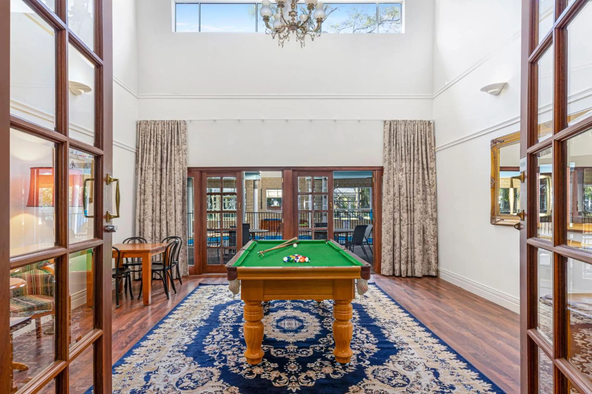 Inn The Tuarts Guest Lodge