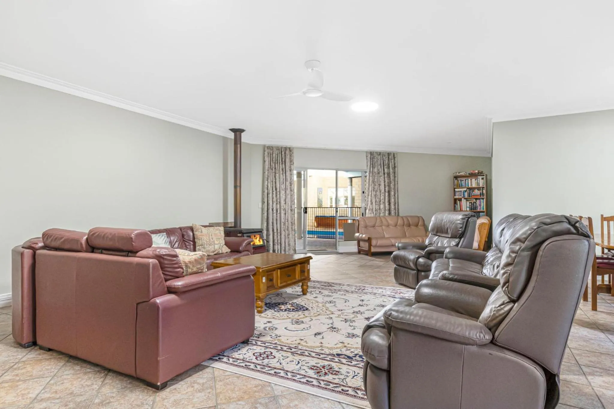 Inn The Tuarts Guest Lodge