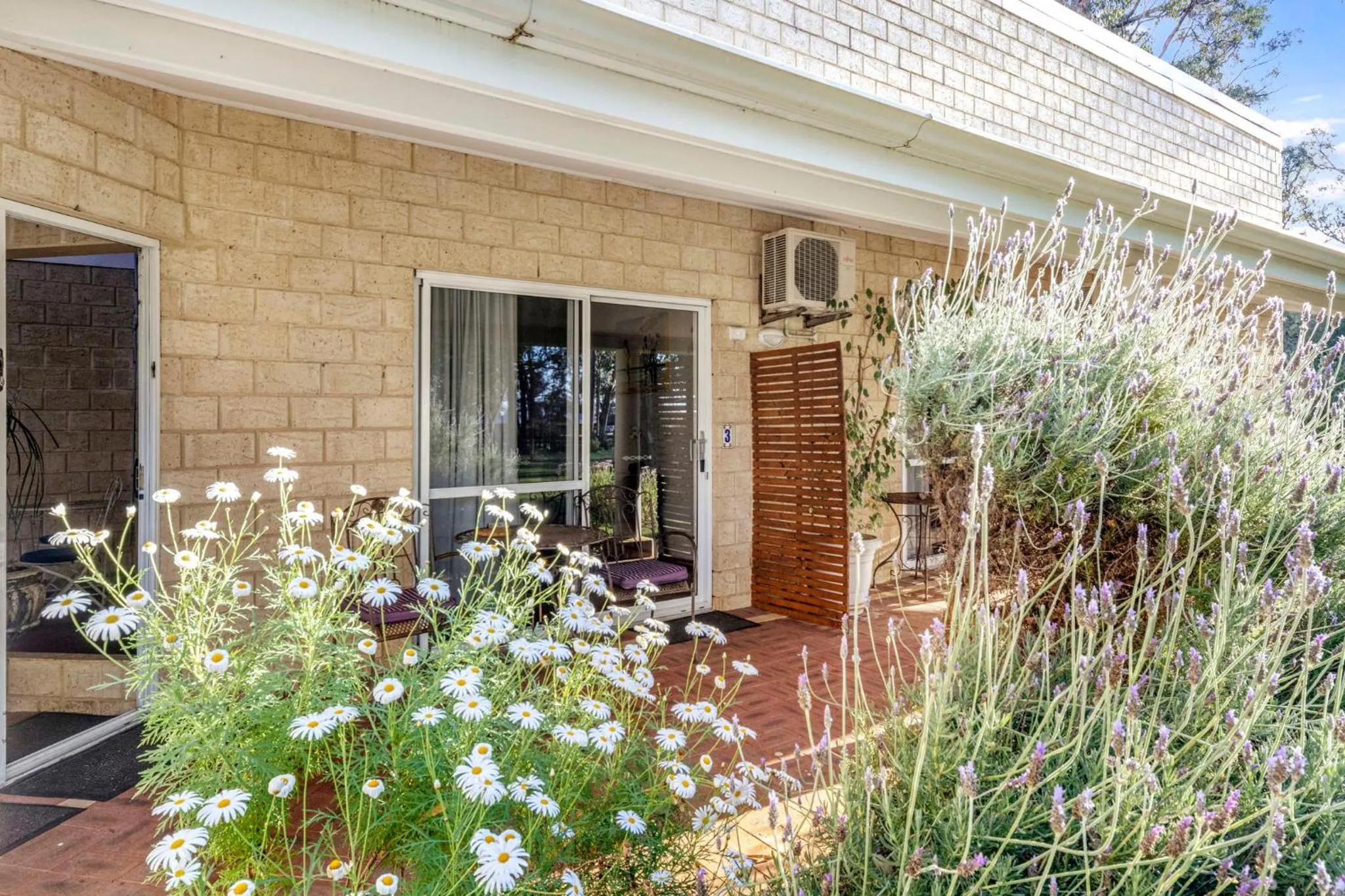 Inn The Tuarts Guest Lodge