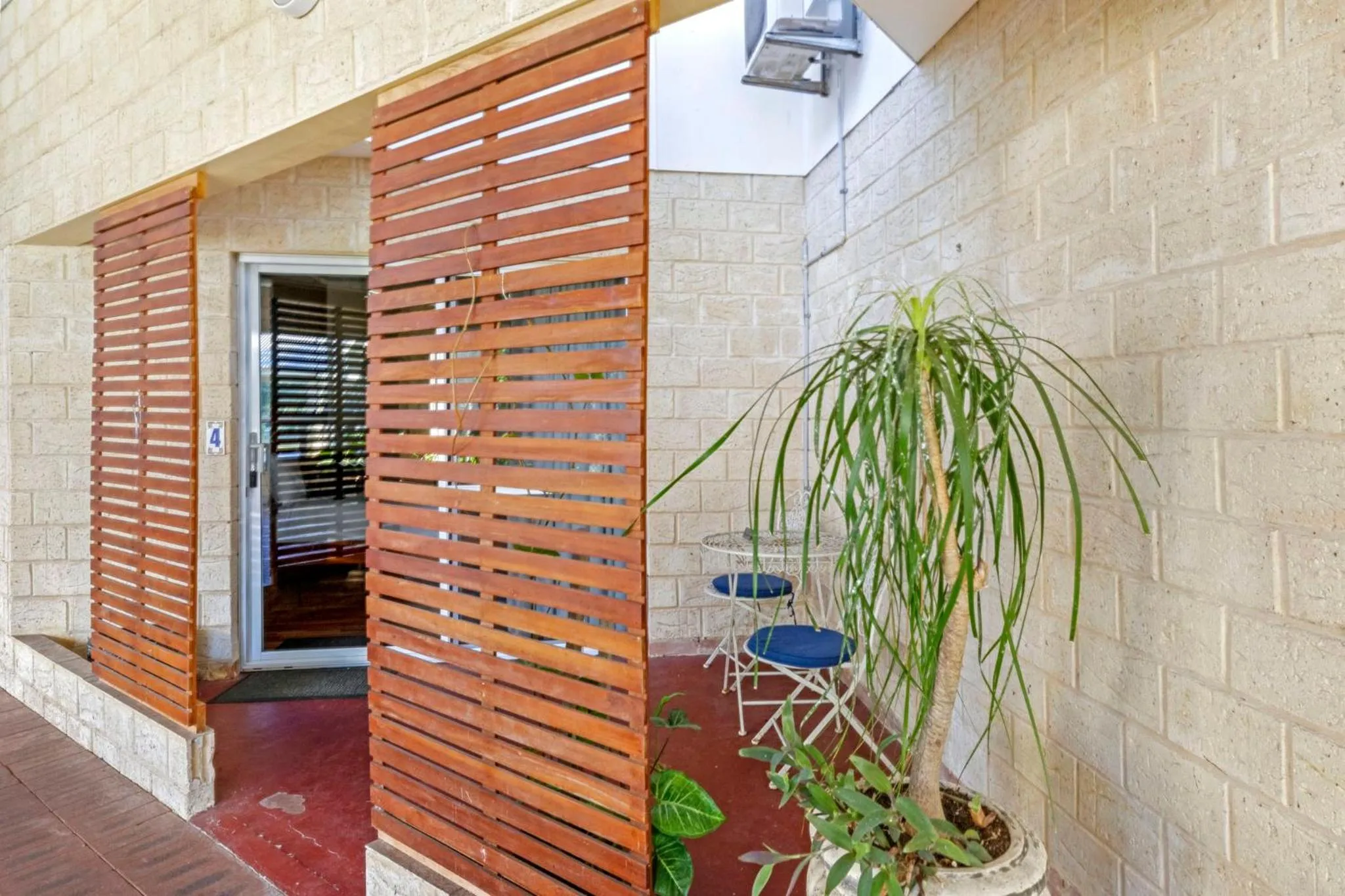 Inn The Tuarts Guest Lodge