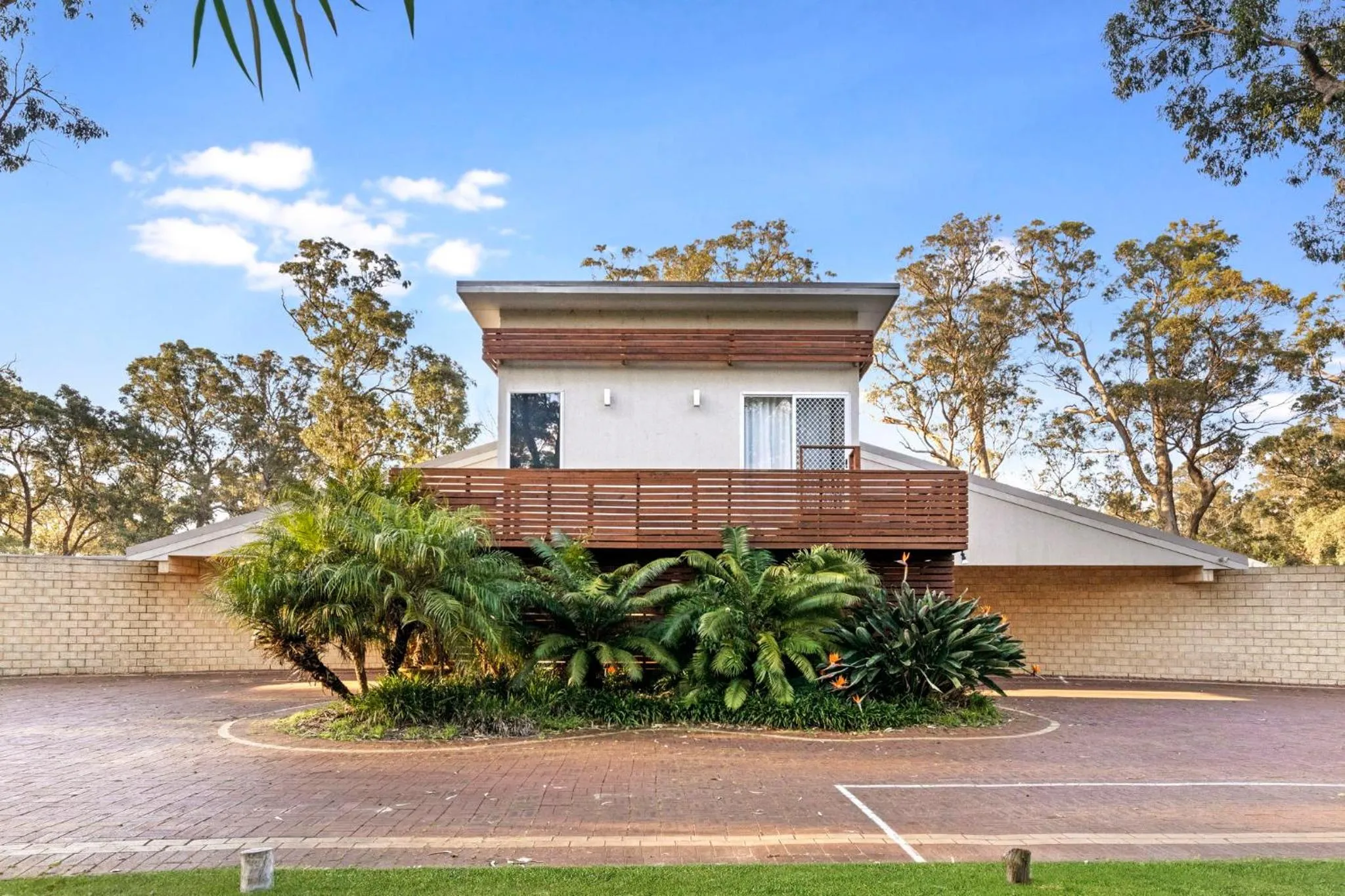 Inn The Tuarts Guest Lodge