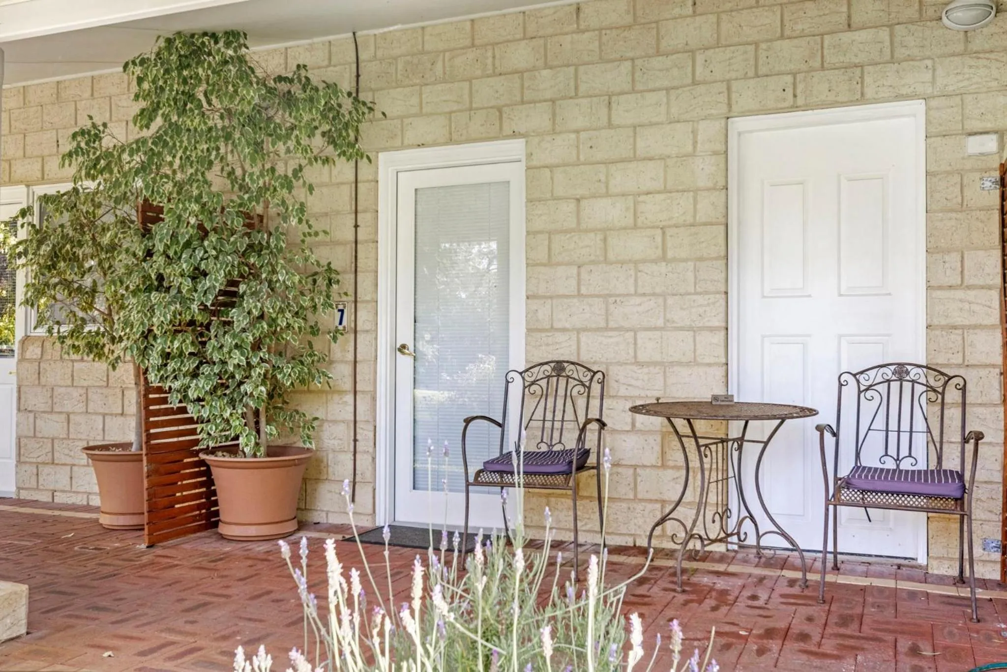 Inn The Tuarts Guest Lodge