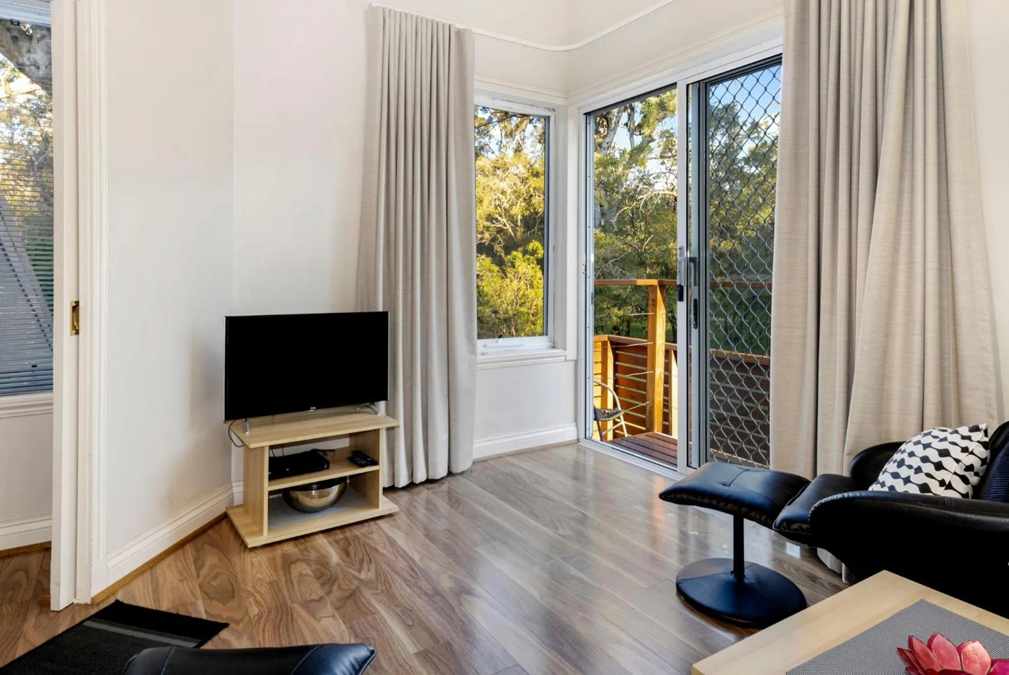 Inn The Tuarts Guest Lodge