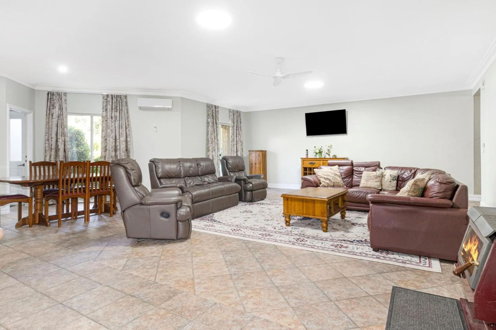 Inn The Tuarts Guest Lodge