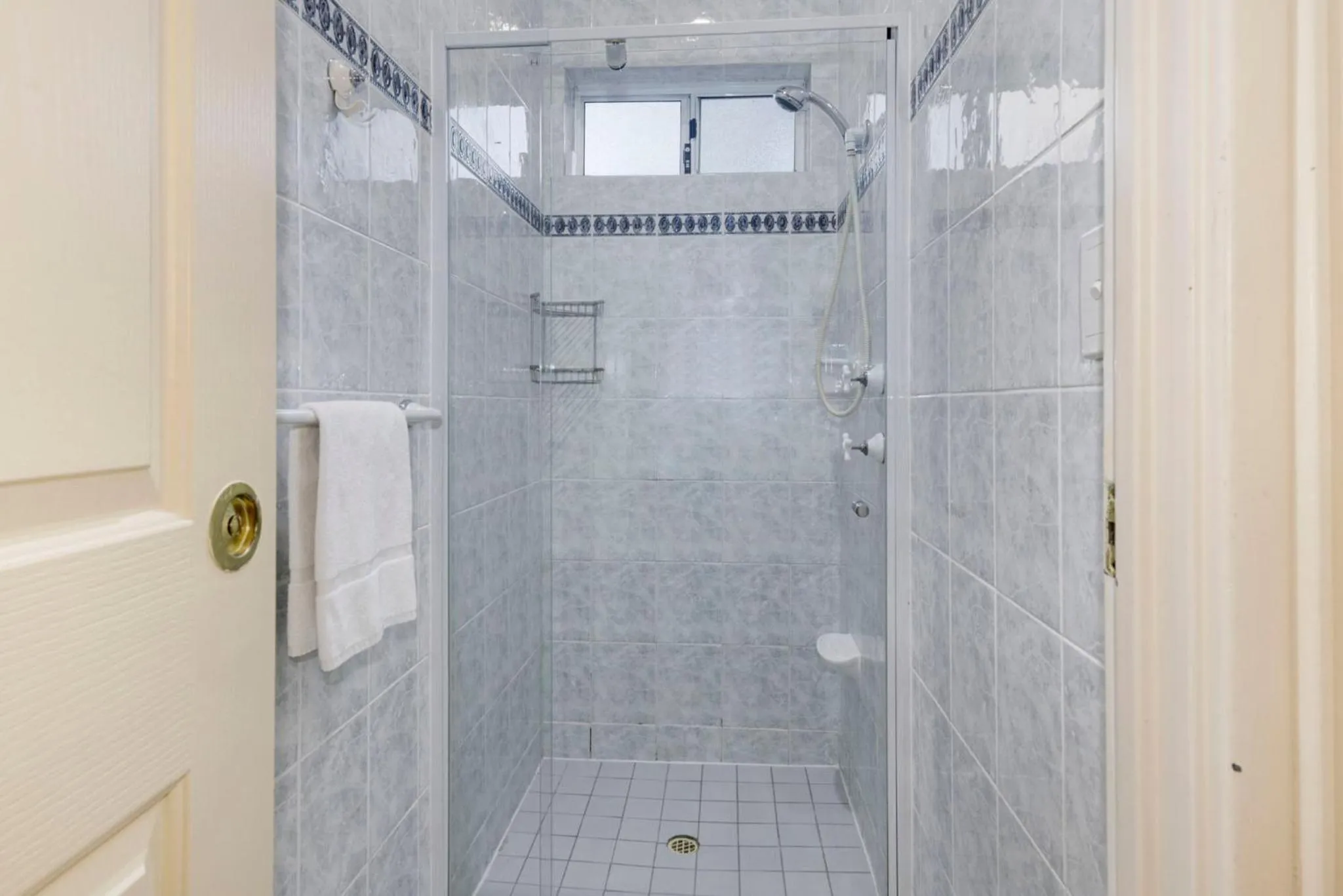 Inn The Tuarts Guest Lodge