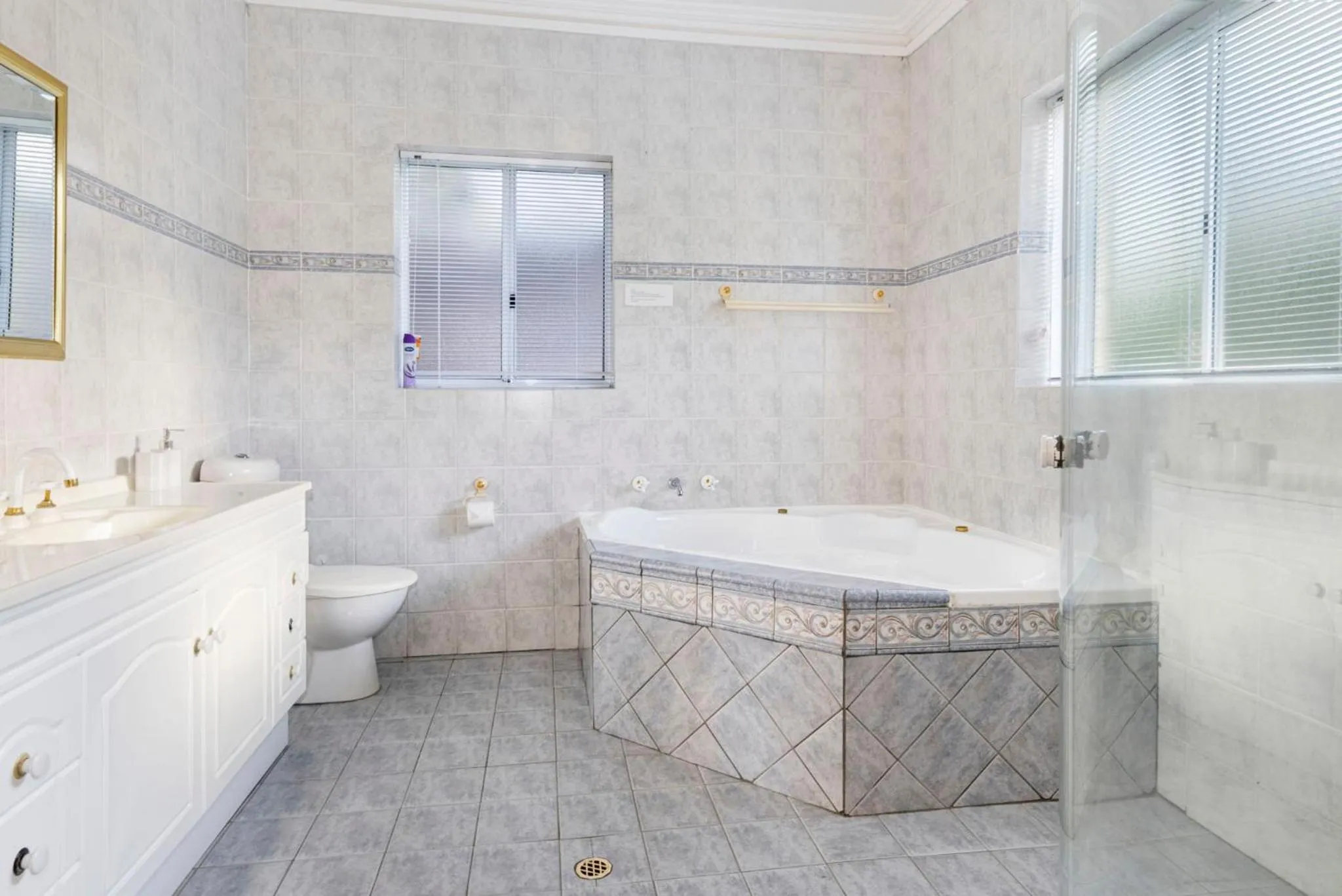 Inn The Tuarts Guest Lodge