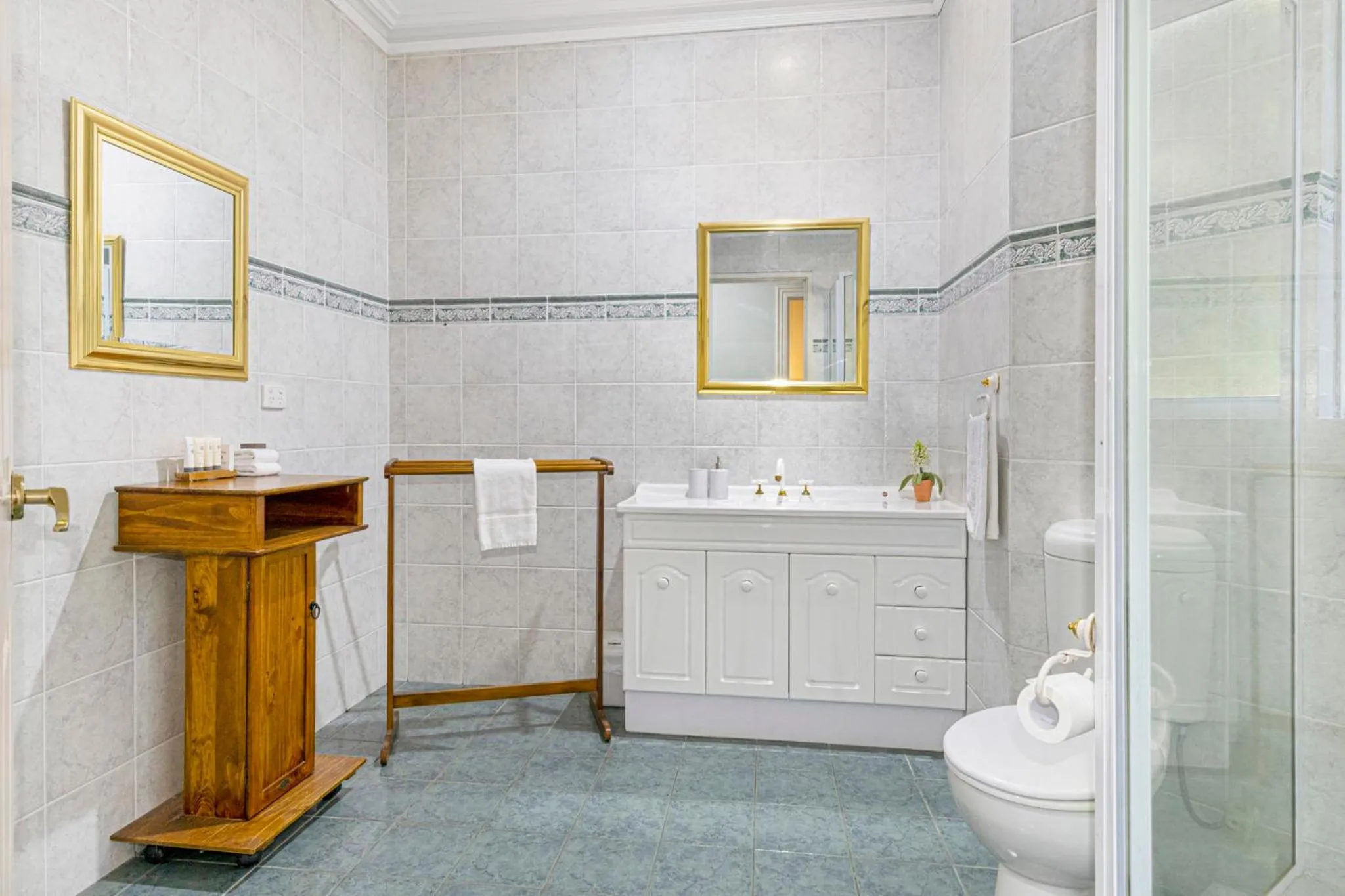 Inn The Tuarts Guest Lodge