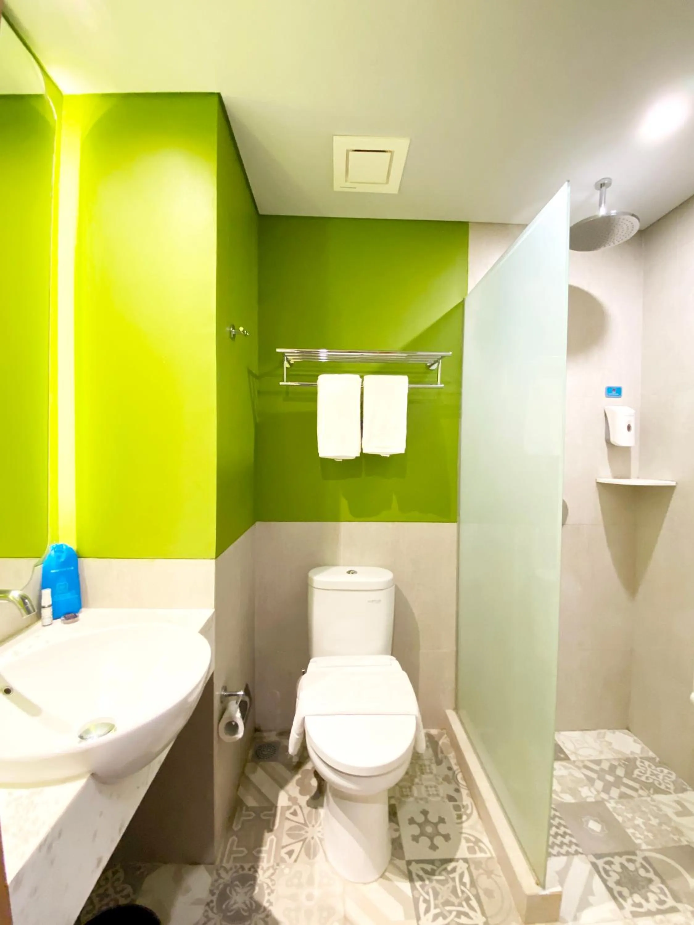 Bathroom in RV Hotel Gianyar