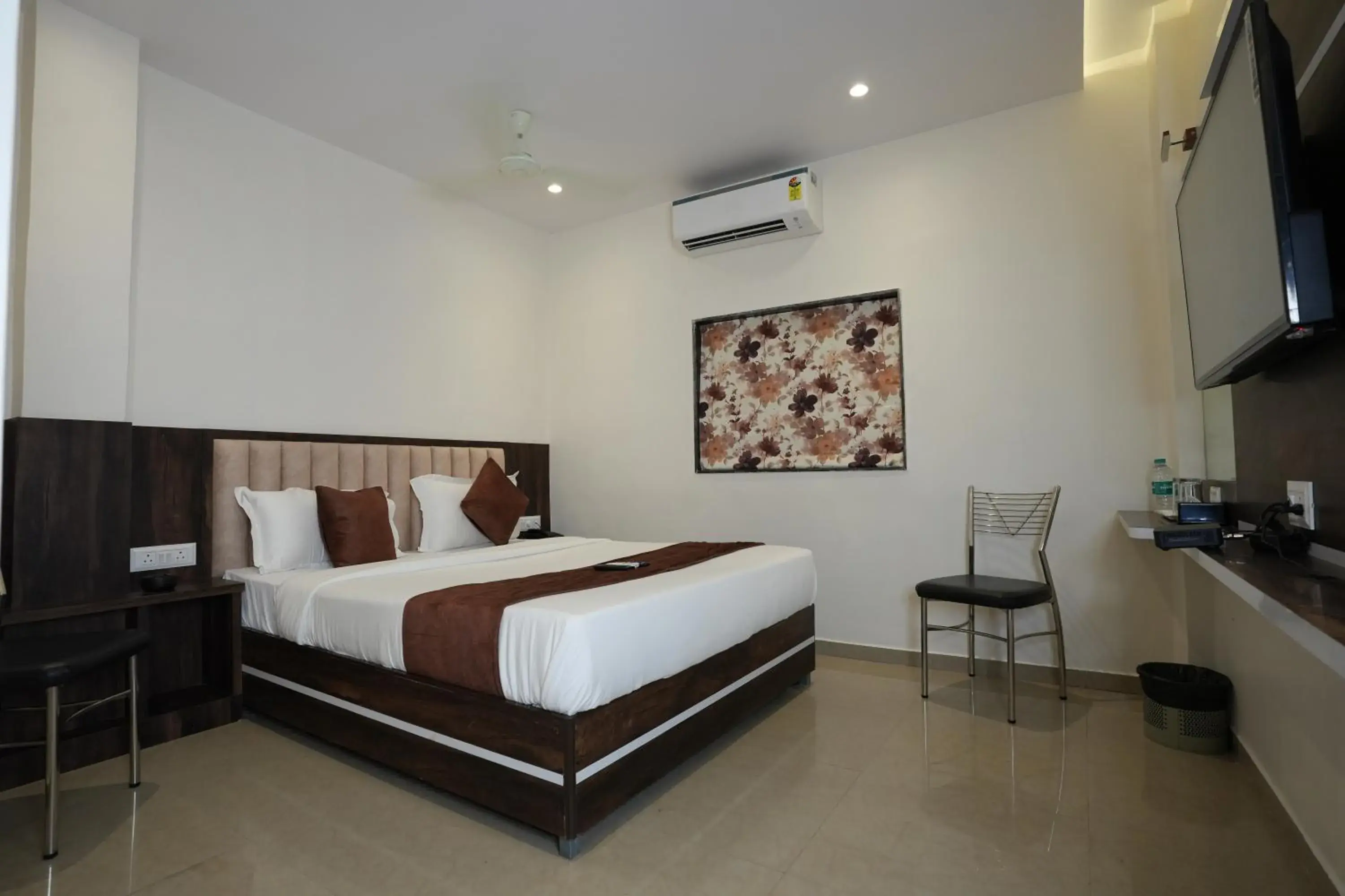 Deluxe Double Room - single occupancy in MEGH INN Deluxe Double Room - single occupancy in MEGH INN