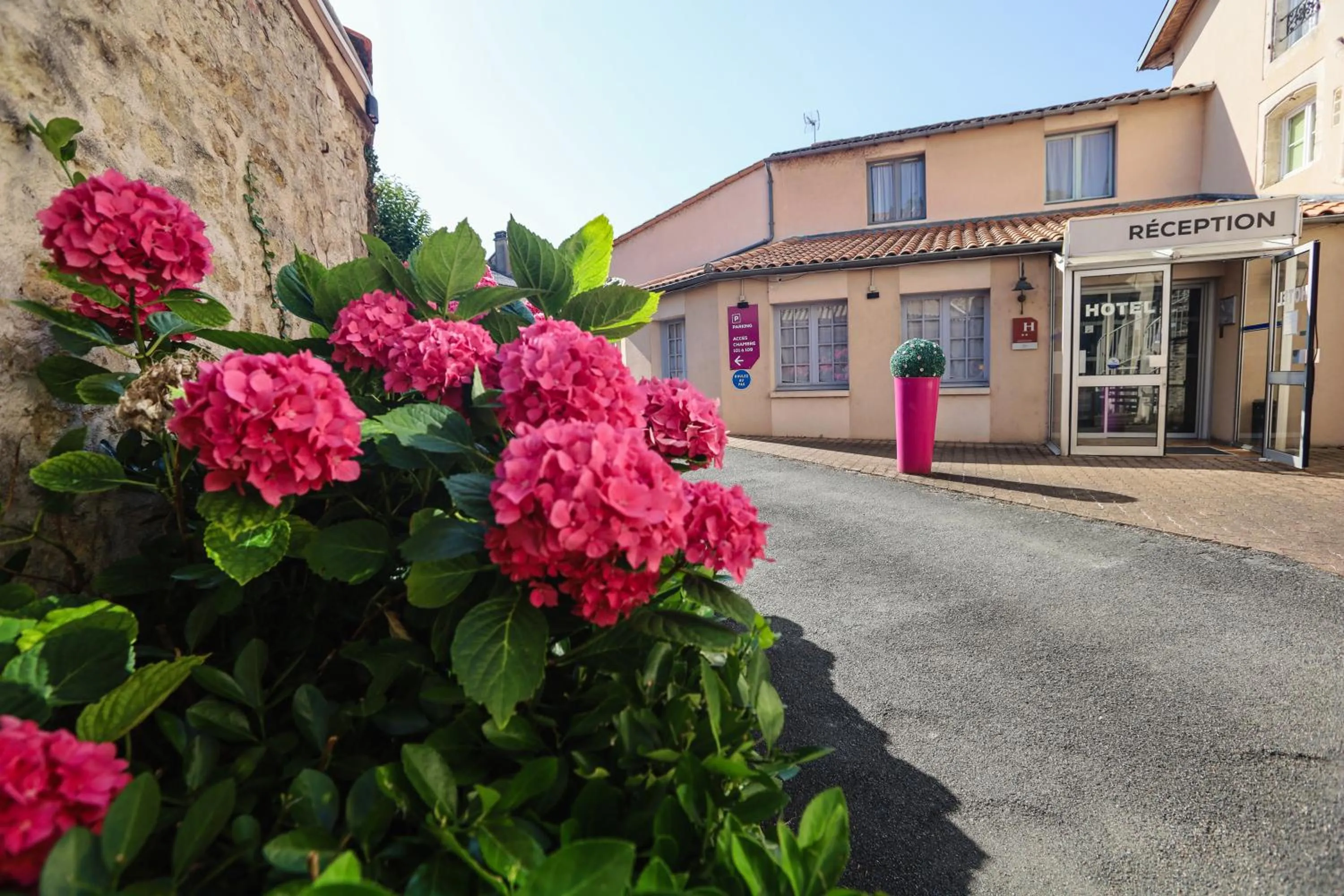 Property building in Hôtel Le Cheval Blanc