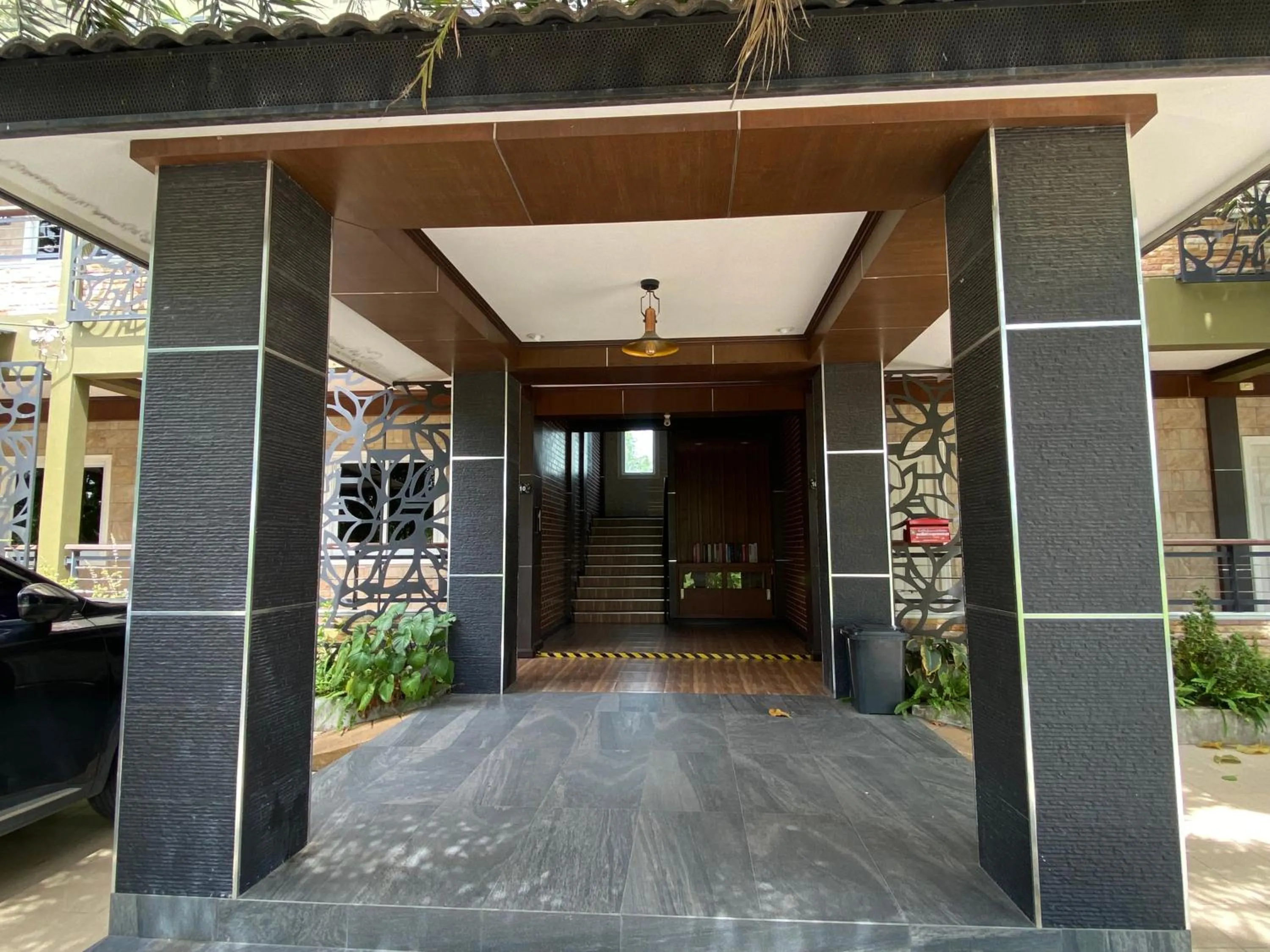 Facade/entrance in RoomQuest Chonburi Laem Chabang
