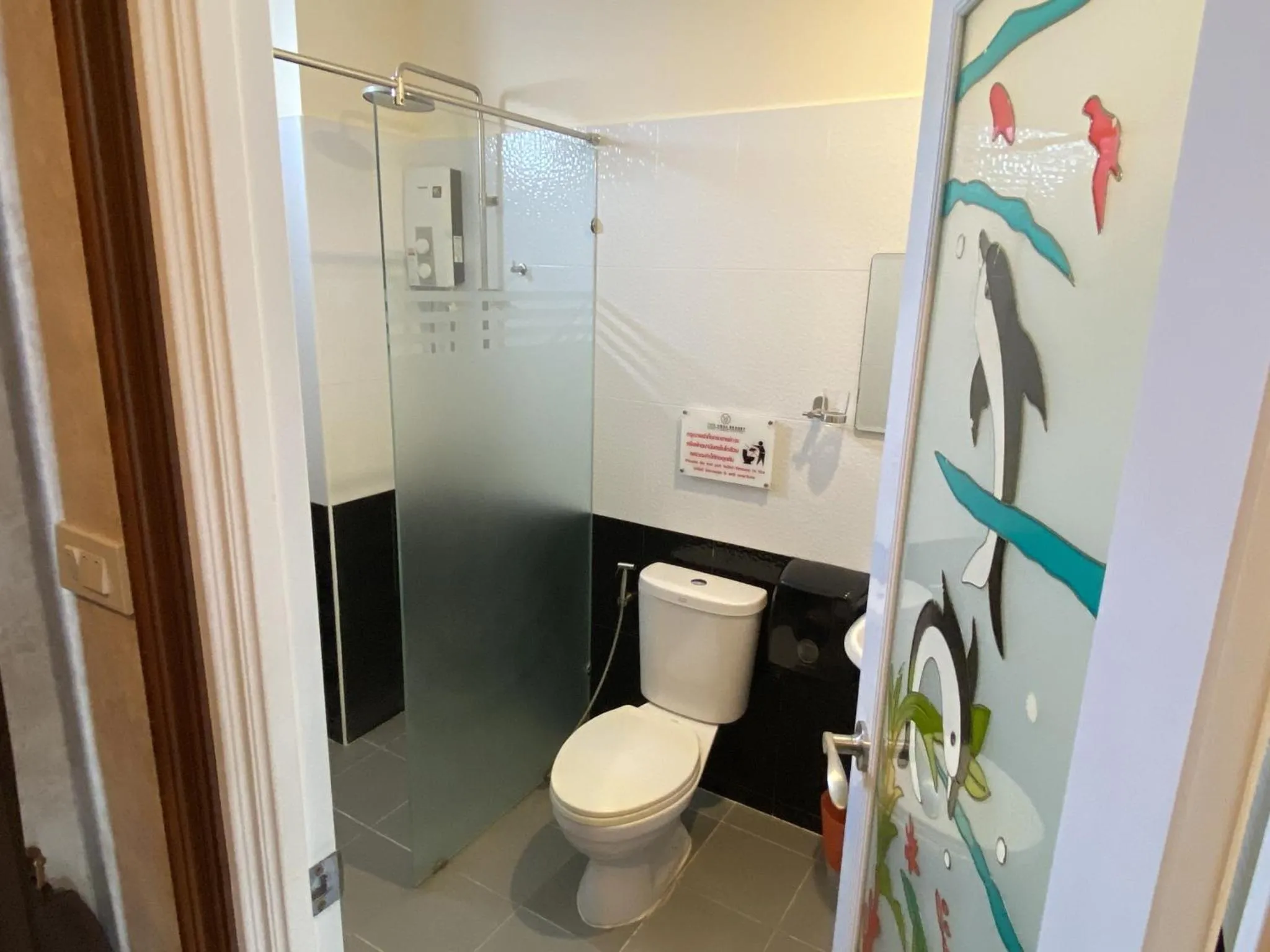 Shower in RoomQuest Chonburi Laem Chabang