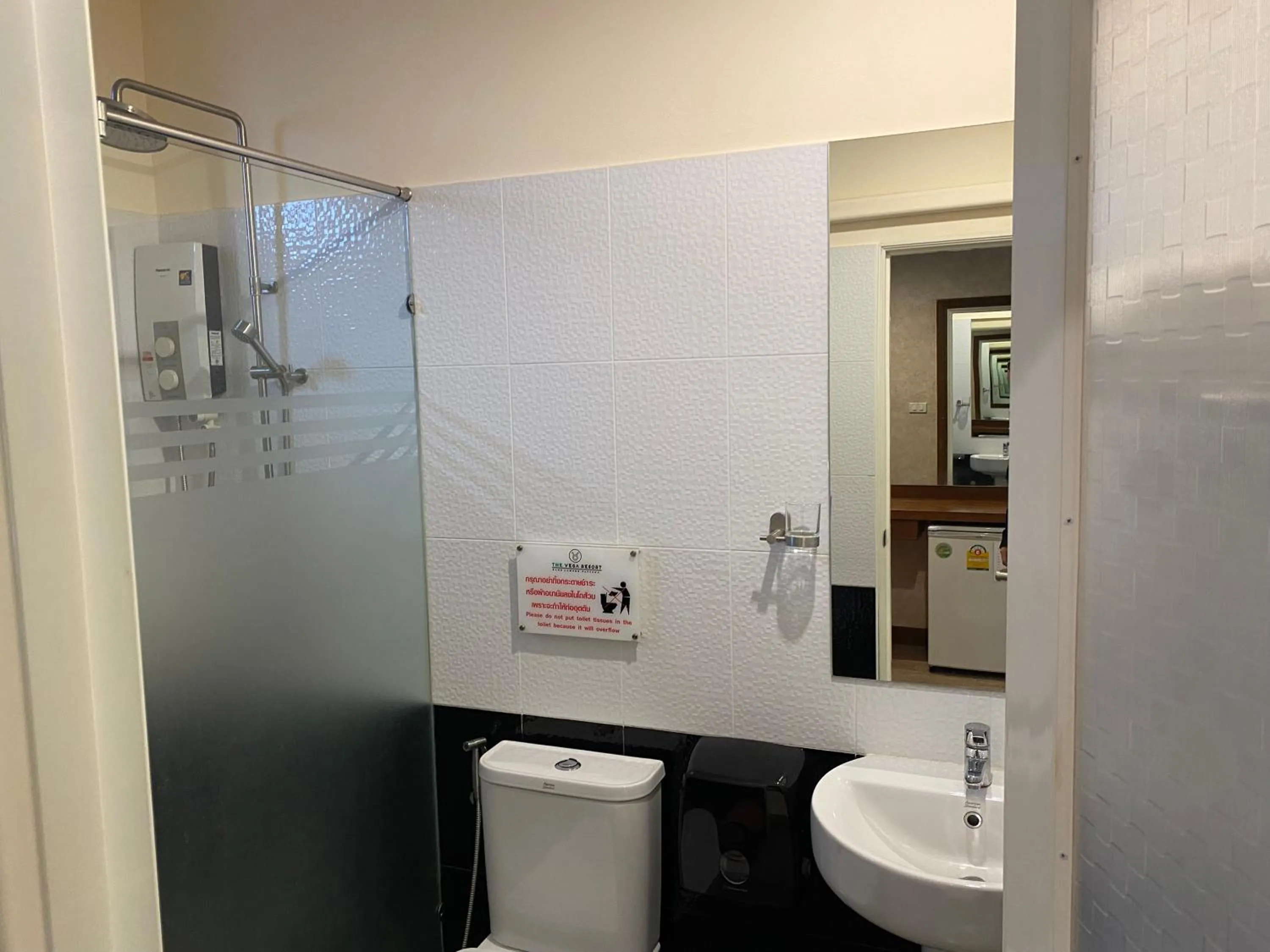 Shower in RoomQuest Chonburi Laem Chabang