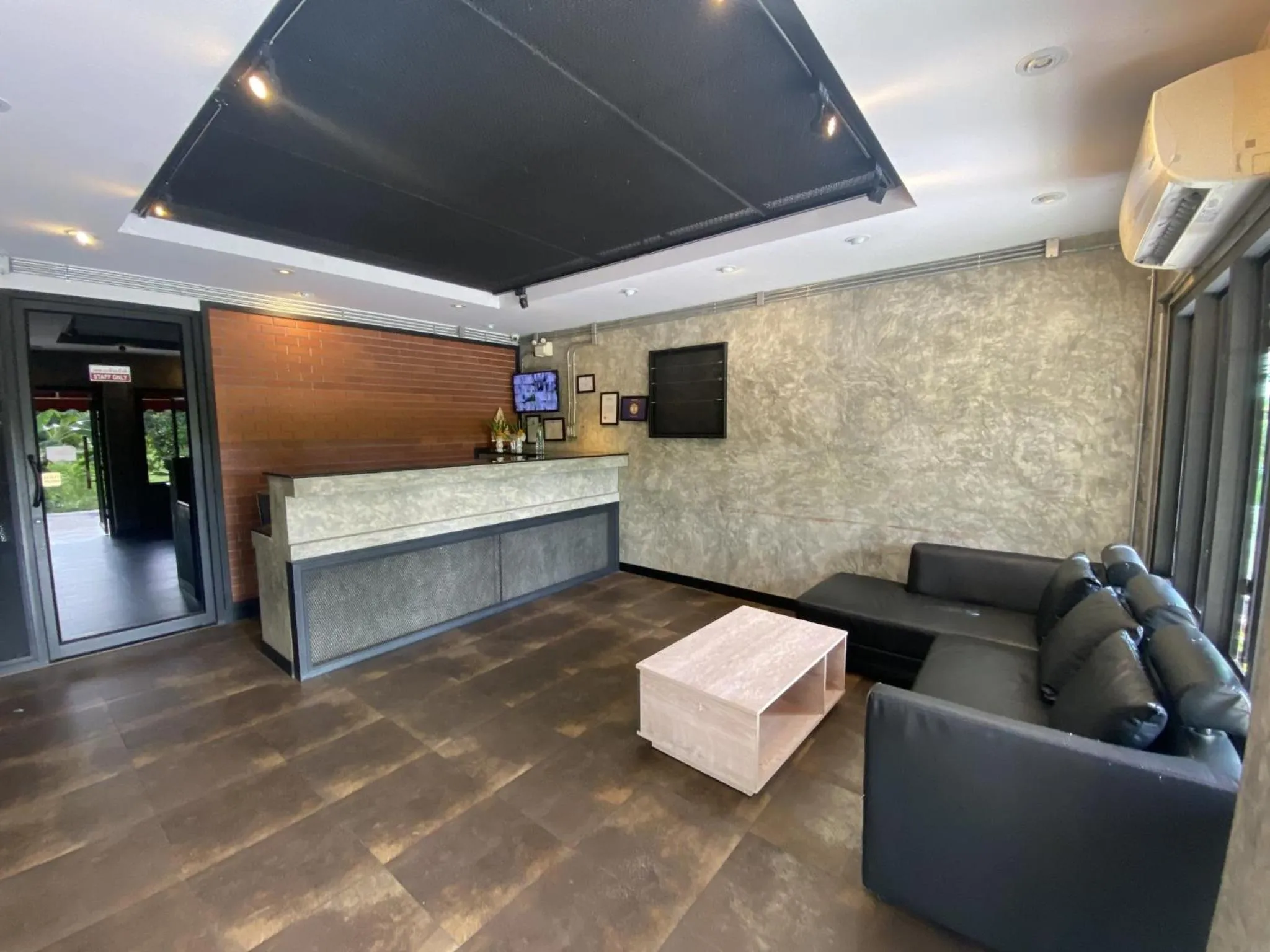 Lobby or reception in RoomQuest Chonburi Laem Chabang