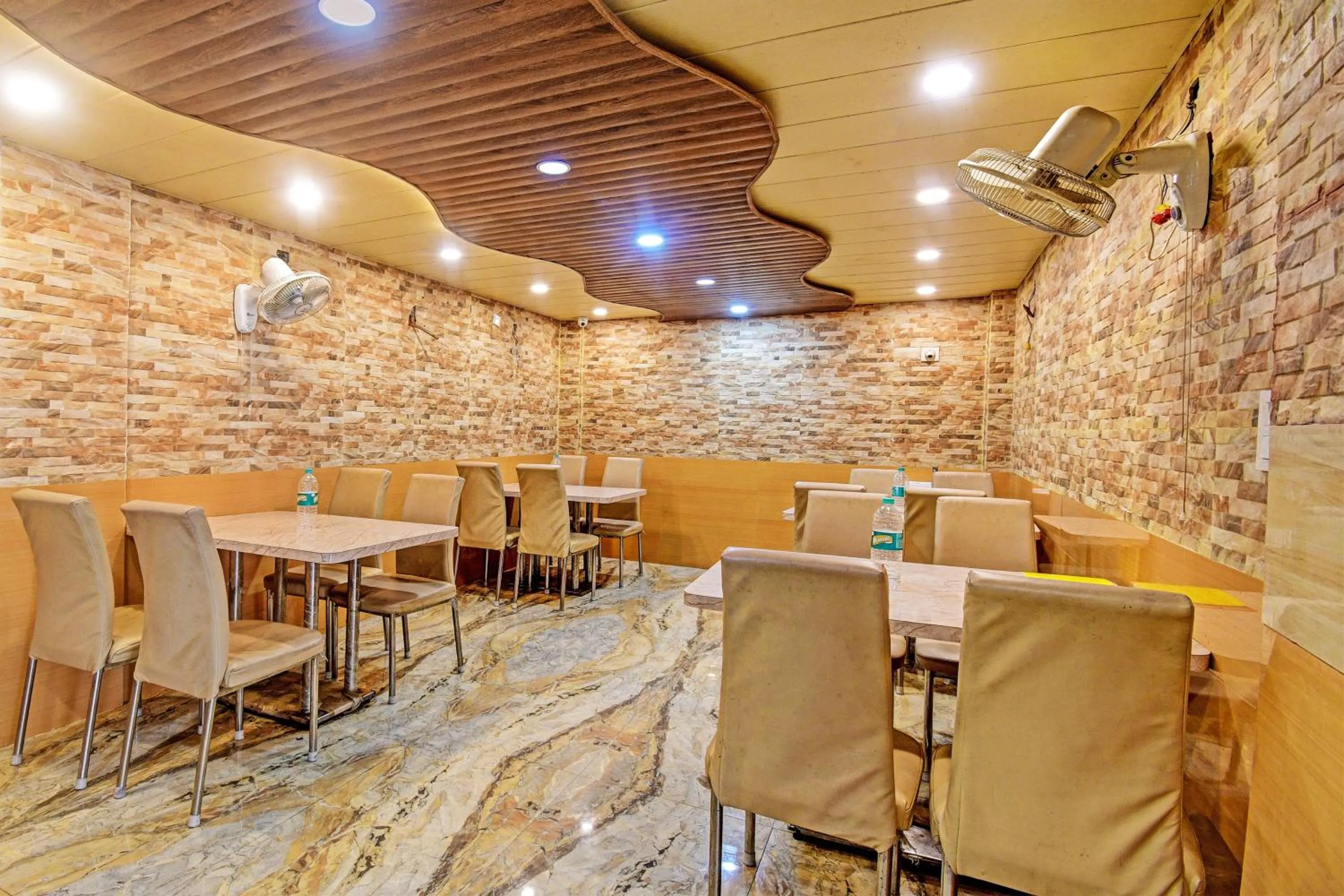 Restaurant/places to eat in Super Hotel O Royal Inn