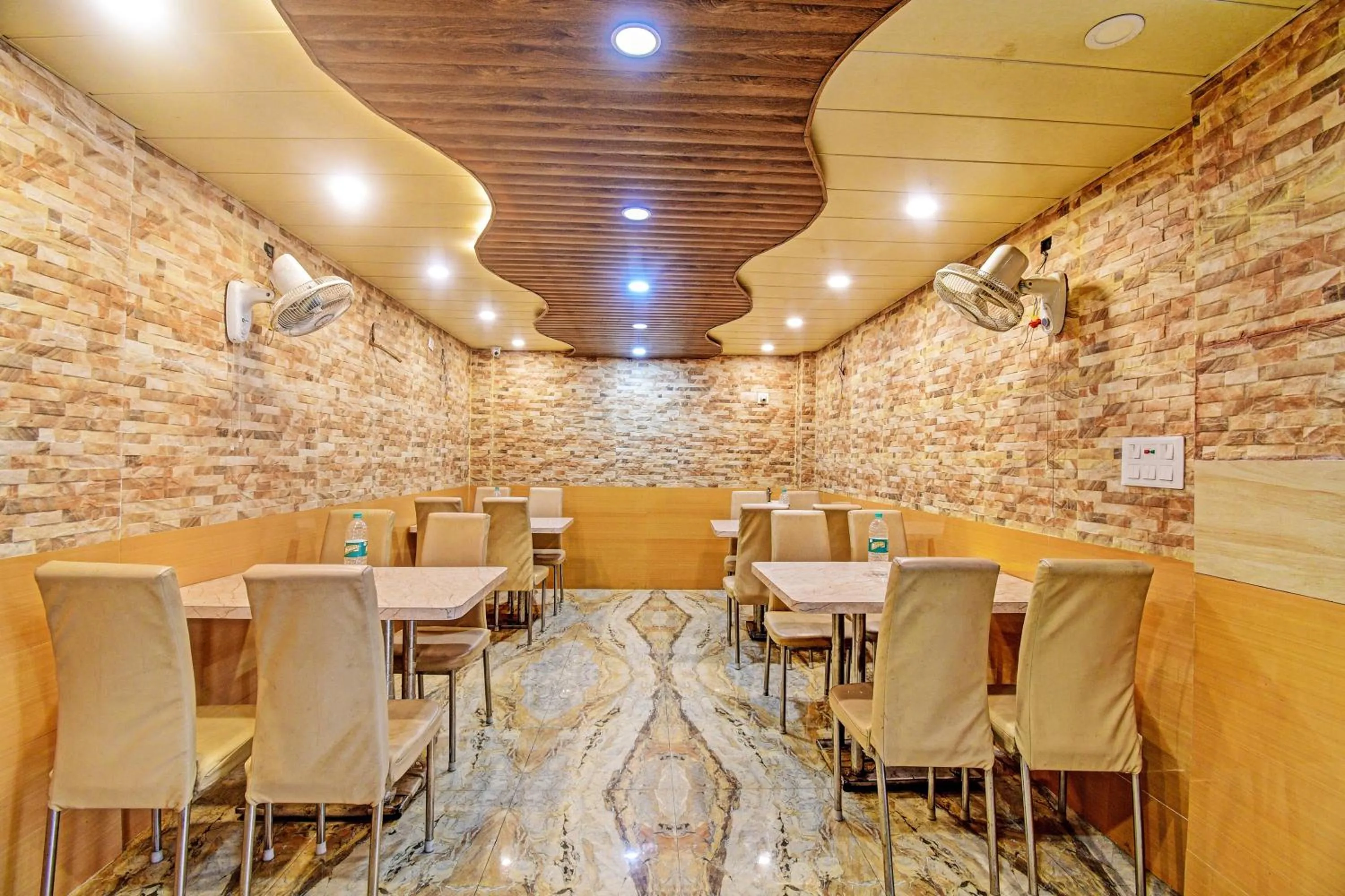 Restaurant/places to eat in Super Hotel O Royal Inn