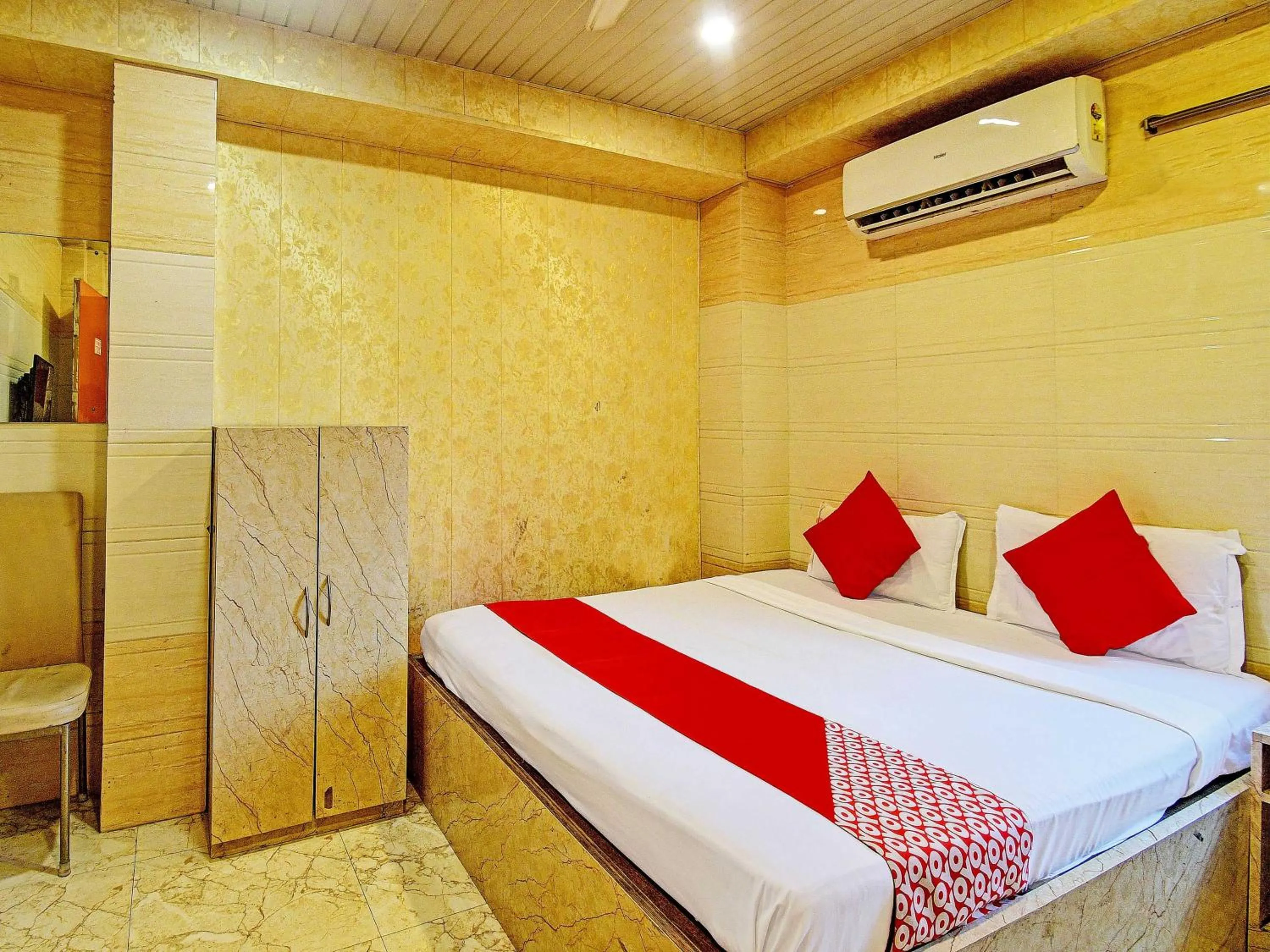 Bedroom, Bed in Super Hotel O Royal Inn