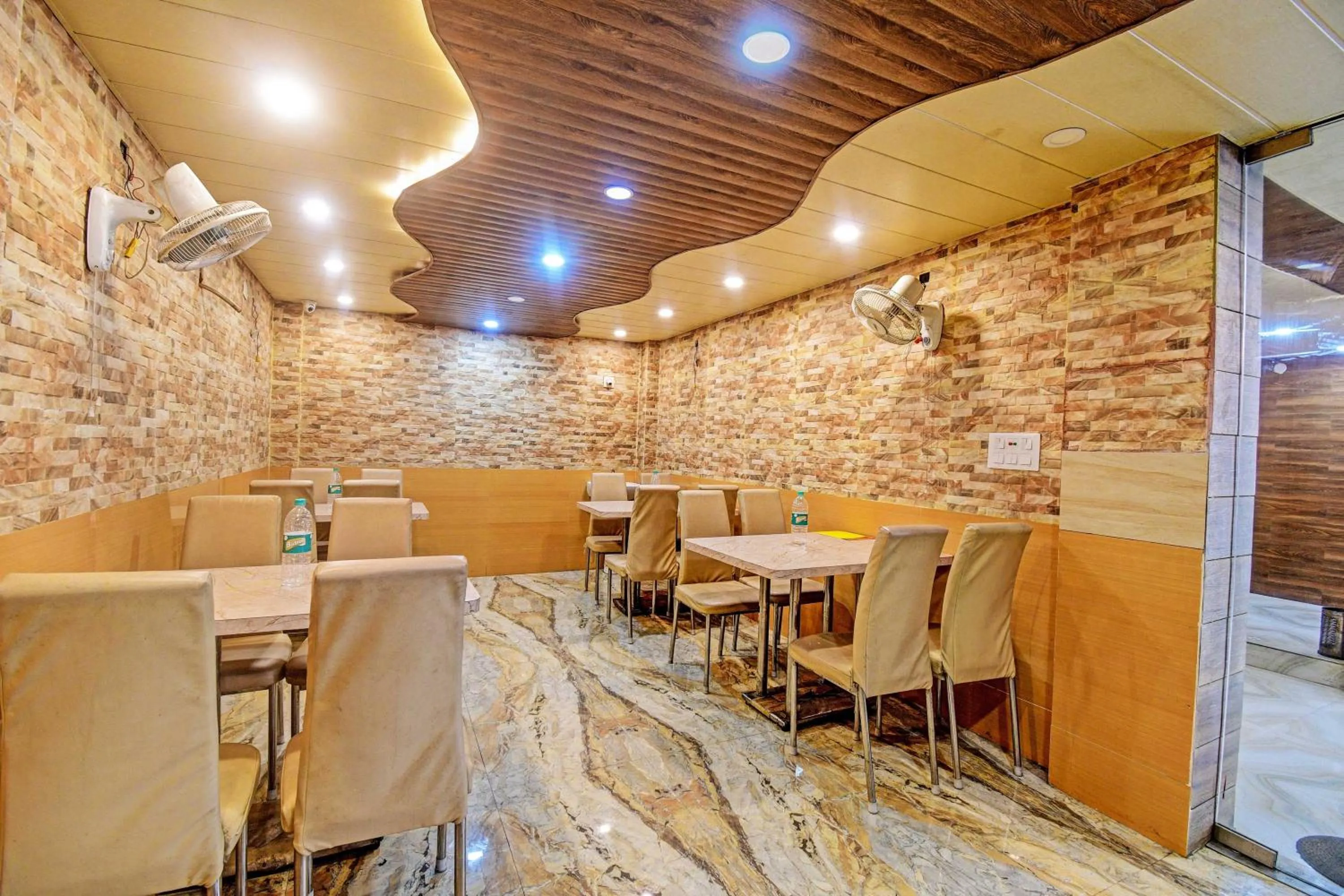 Restaurant/places to eat in Super Hotel O Royal Inn