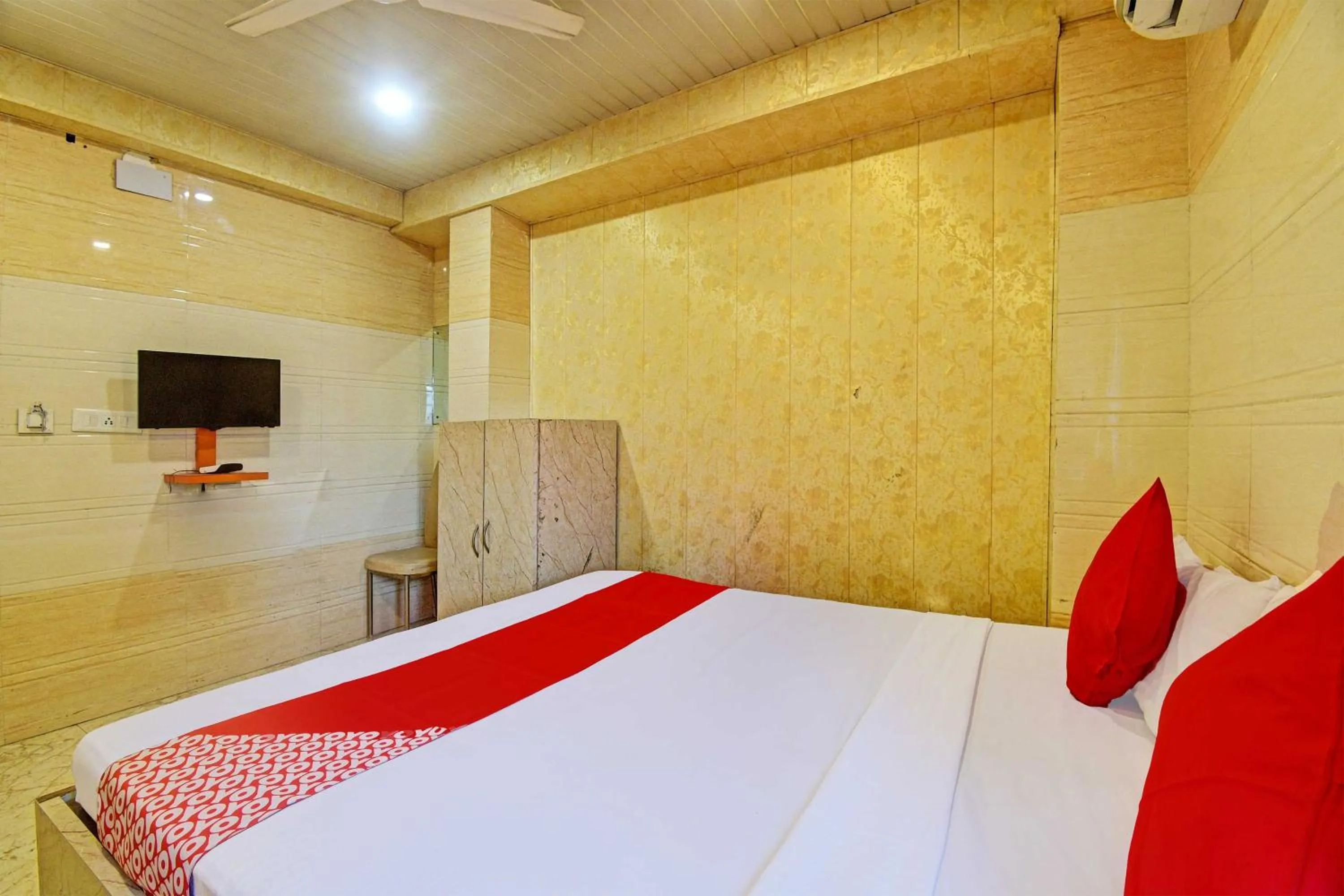 Bedroom, Bed in Super Hotel O Royal Inn