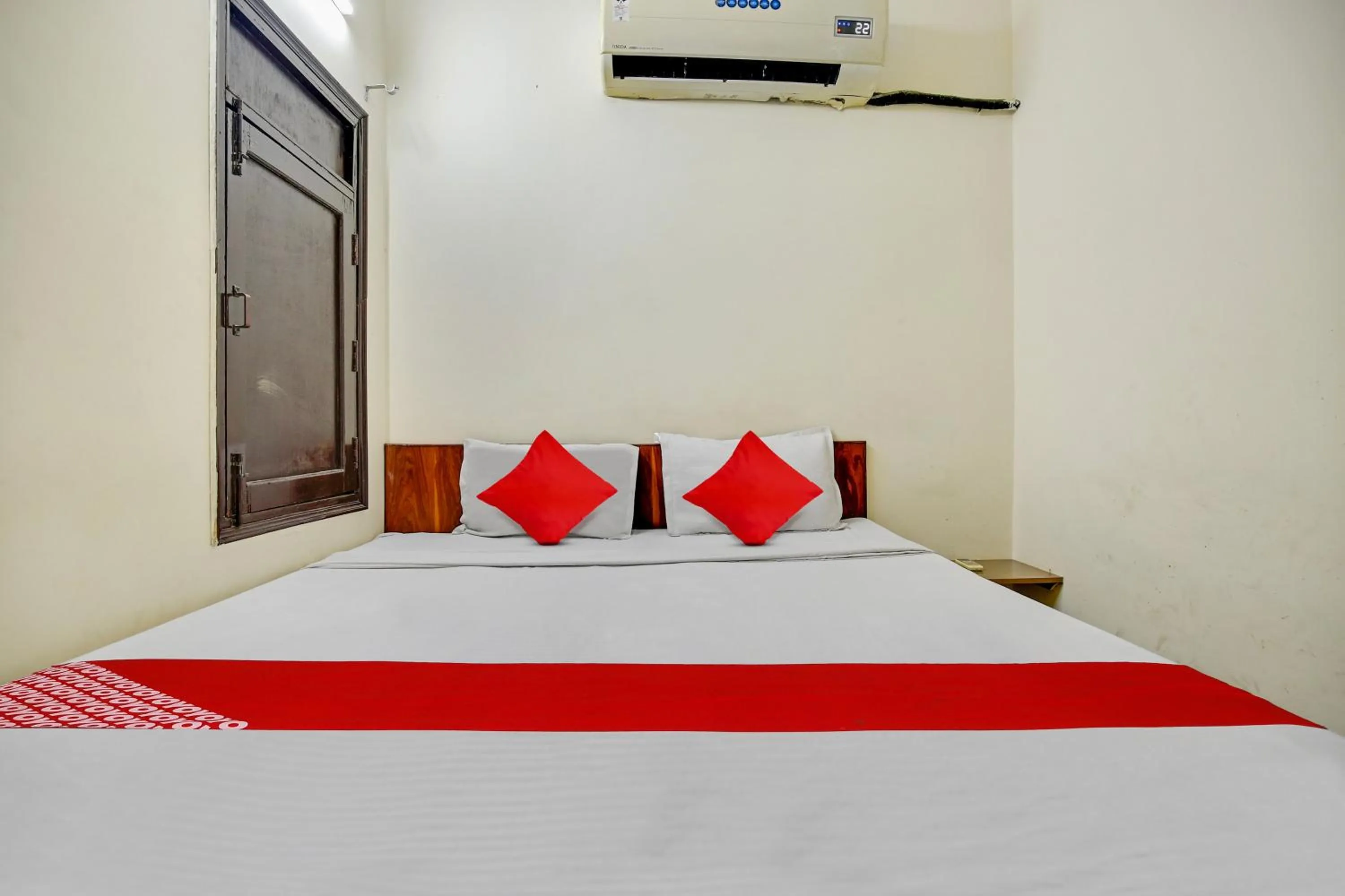 Bedroom in Hotel O Wave Inn Guest House