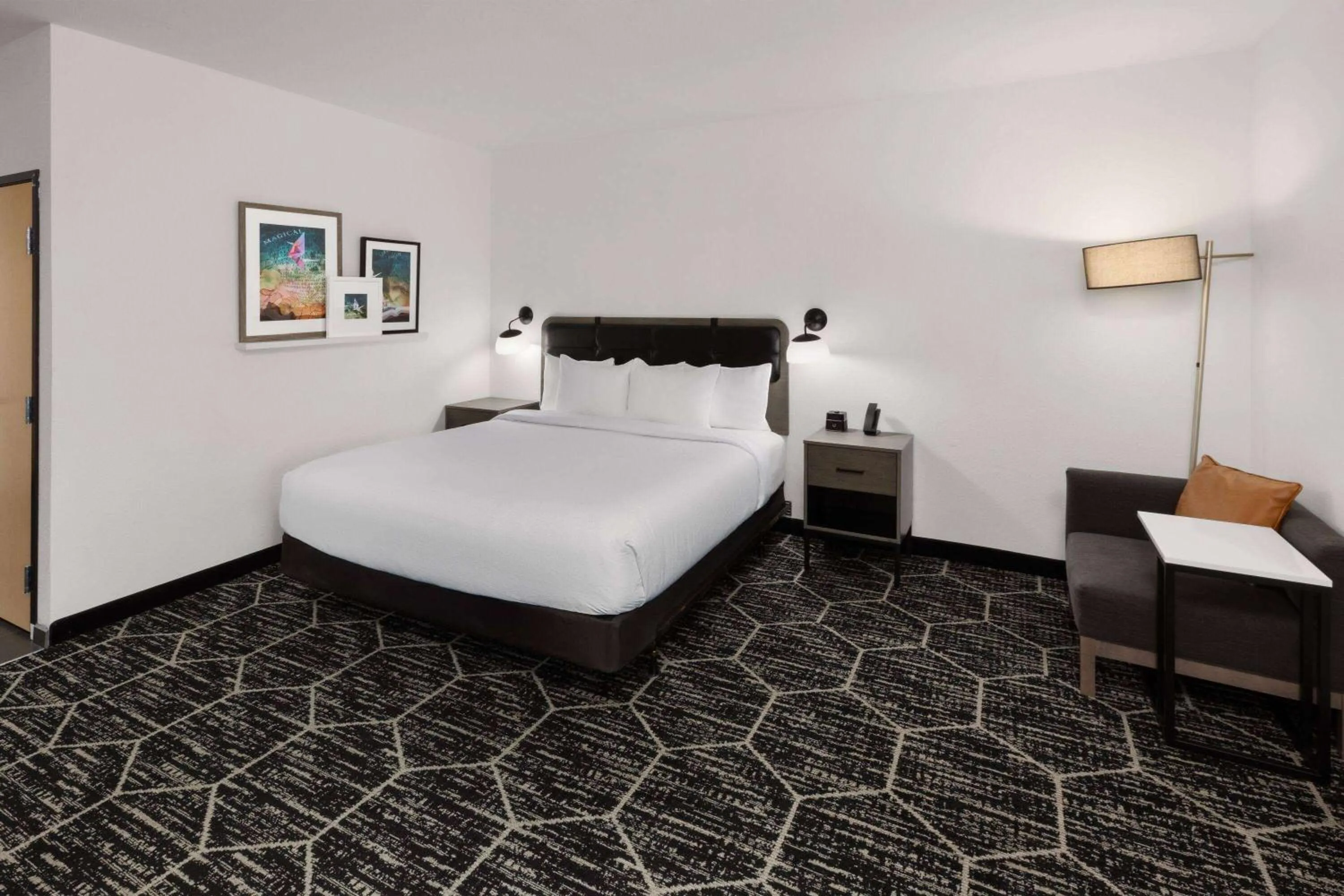 Photo of the whole room, Bed in La Quinta Inn & Suites by Wyndham Austin Parmer Tech Ridge
