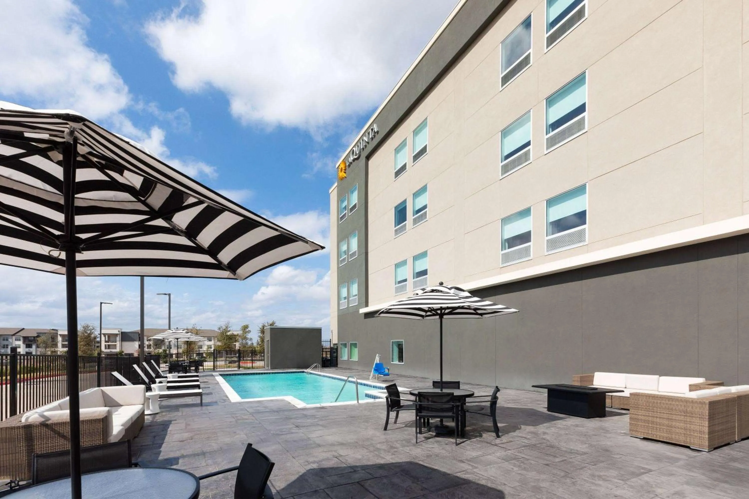 Swimming pool in La Quinta Inn & Suites by Wyndham Austin Parmer Tech Ridge