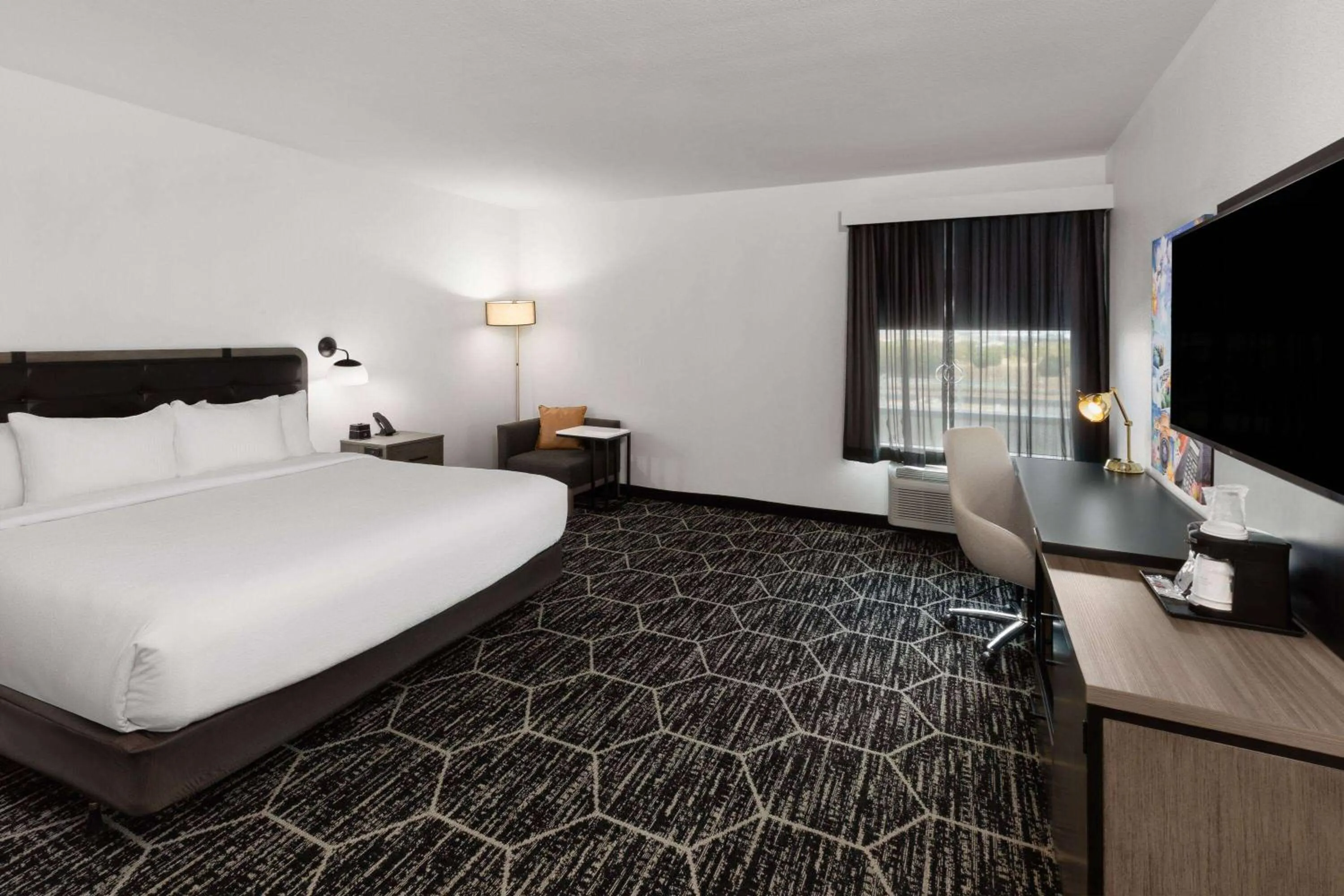 Photo of the whole room, Bed in La Quinta Inn & Suites by Wyndham Austin Parmer Tech Ridge