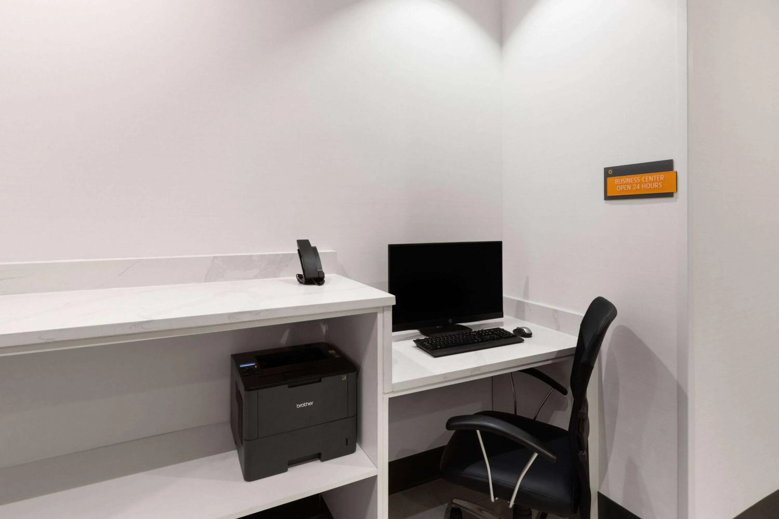 Business facilities in La Quinta Inn & Suites by Wyndham Austin Parmer Tech Ridge