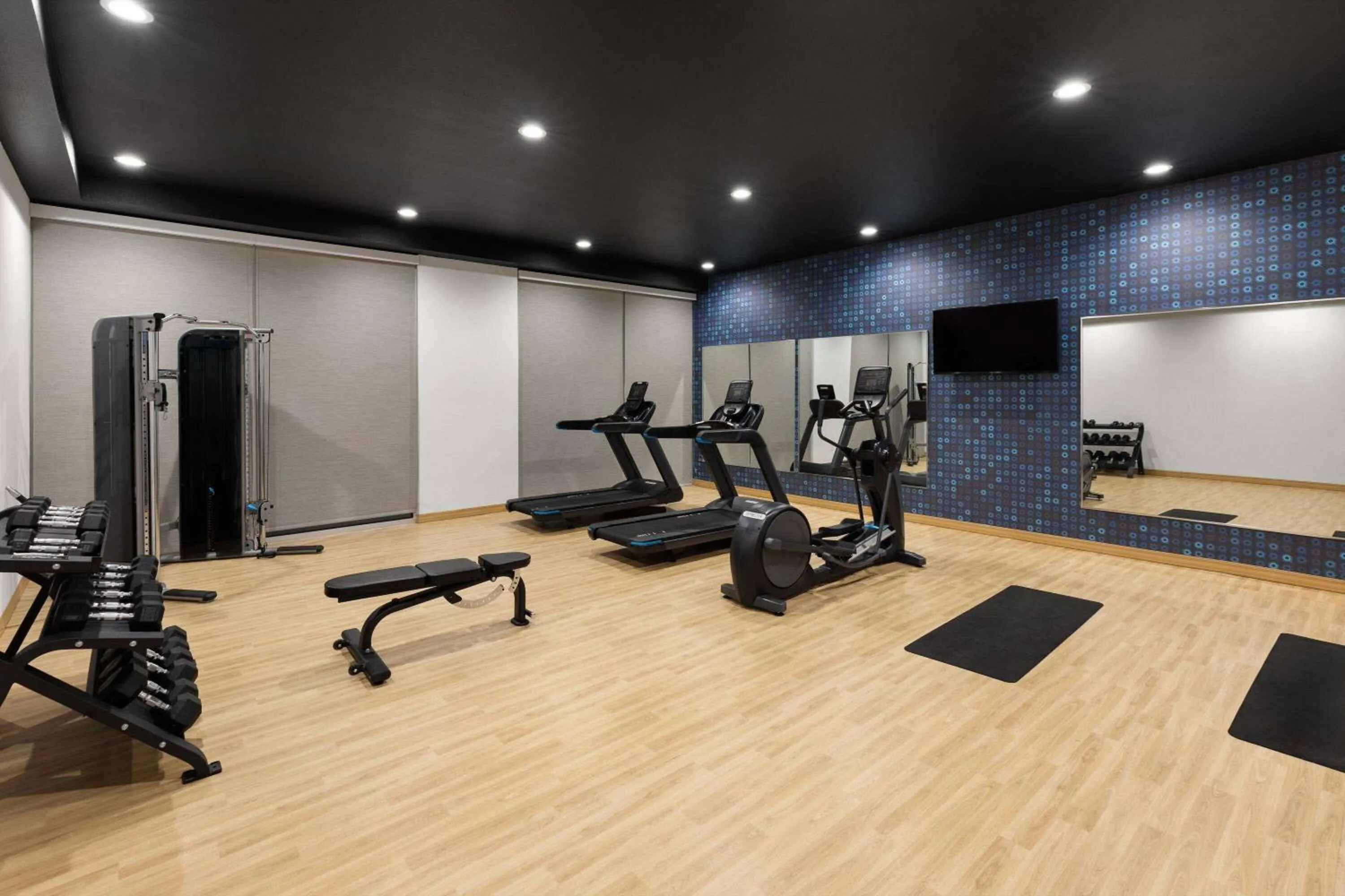 Fitness centre/facilities in La Quinta Inn & Suites by Wyndham Austin Parmer Tech Ridge
