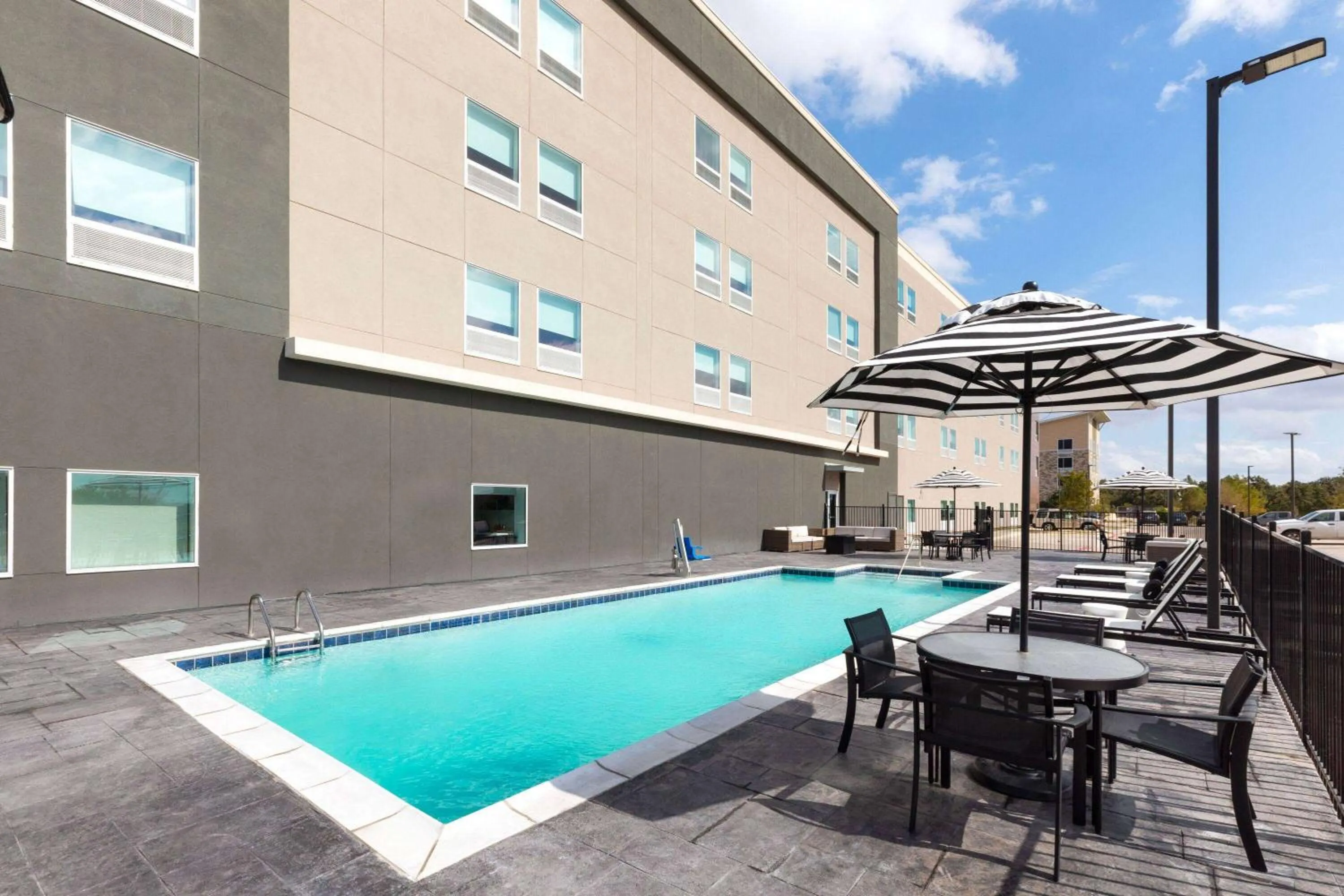 Swimming pool in La Quinta Inn & Suites by Wyndham Austin Parmer Tech Ridge