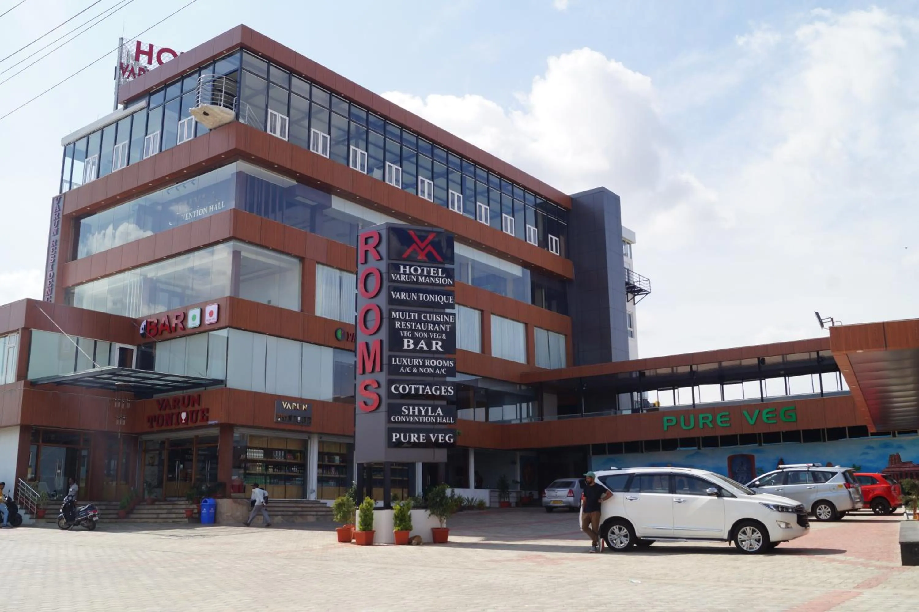 Property building in Hotel Varun Mansion Hassan