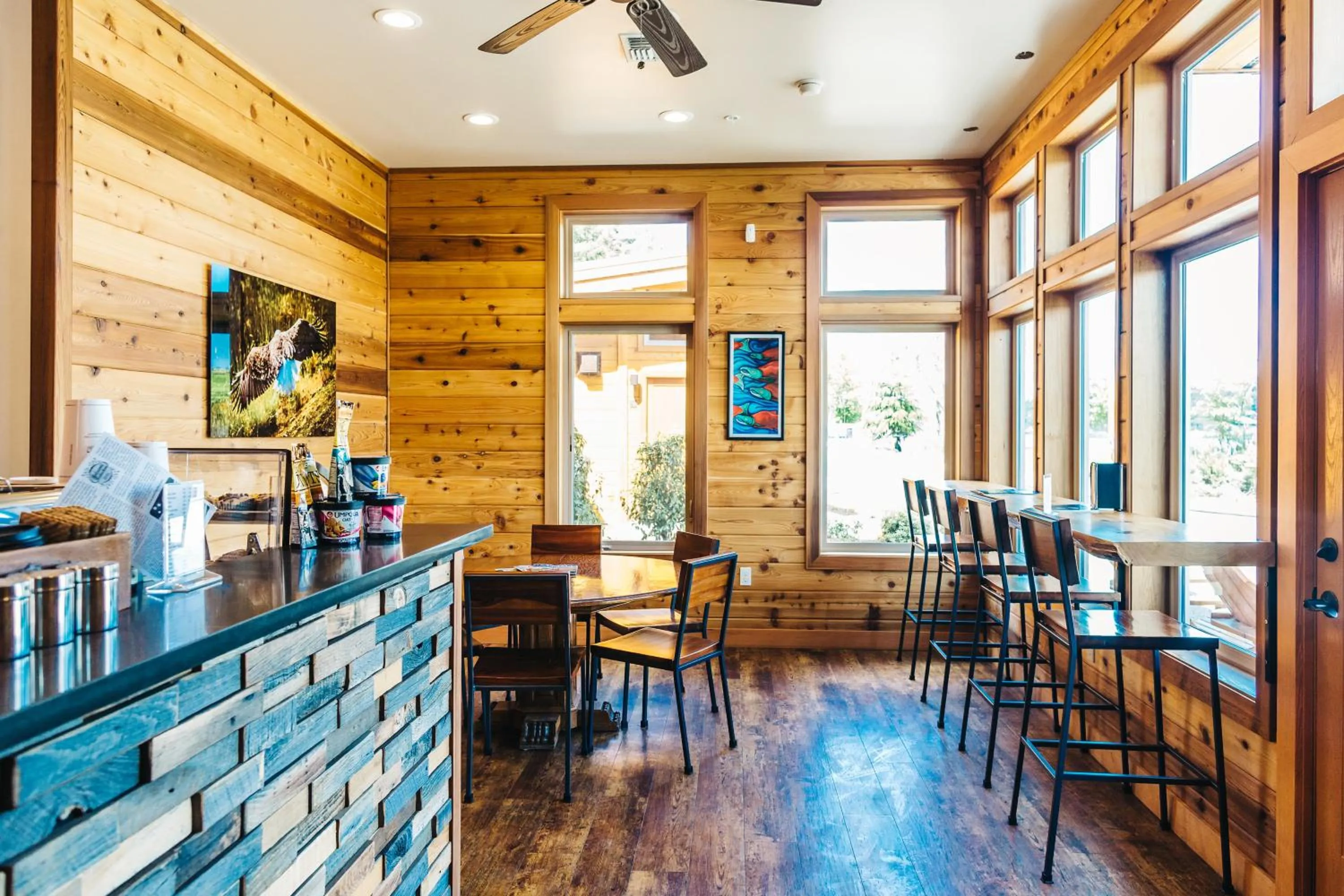 Restaurant/places to eat in Snug Harbor Resort and Marina