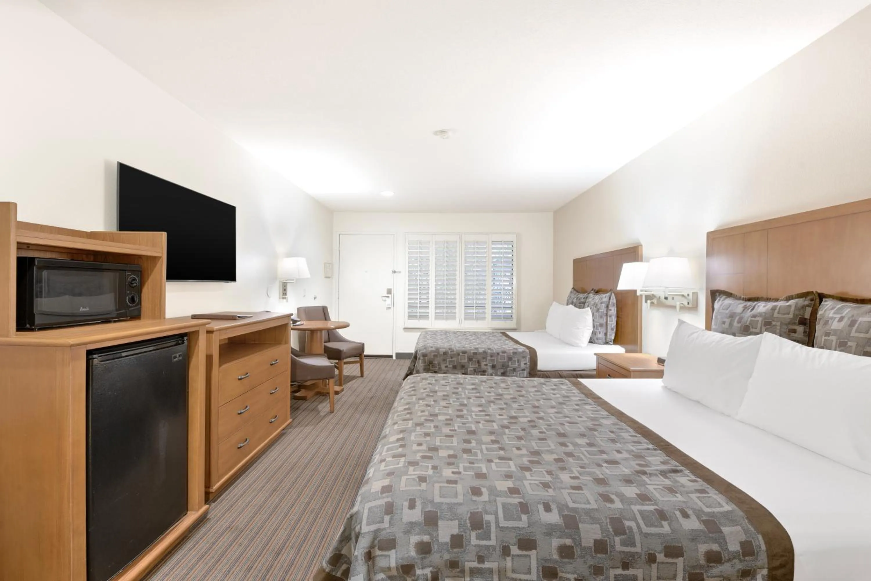 Bed in Anaheim Desert Inn & Suites