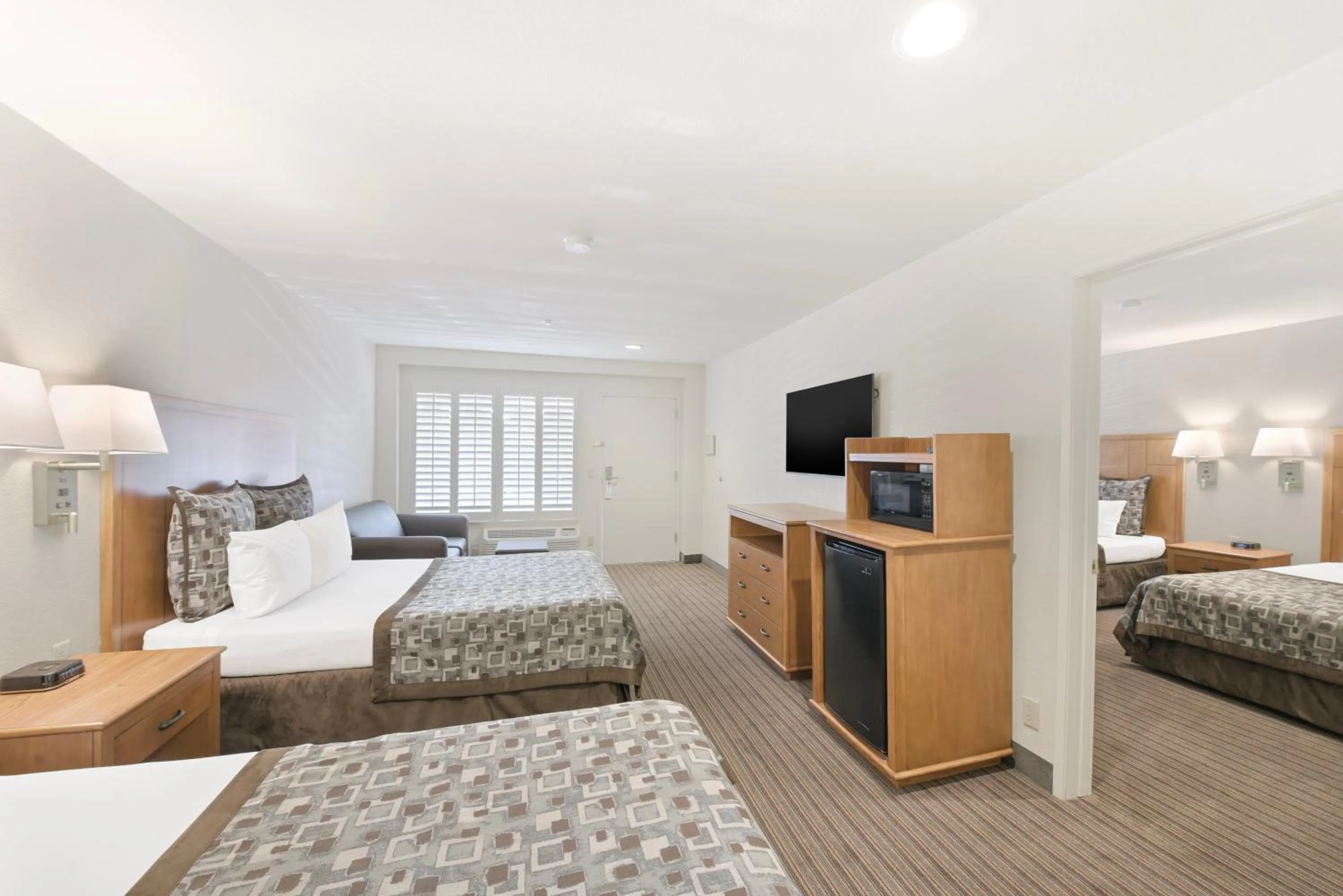 Bed in Anaheim Desert Inn & Suites