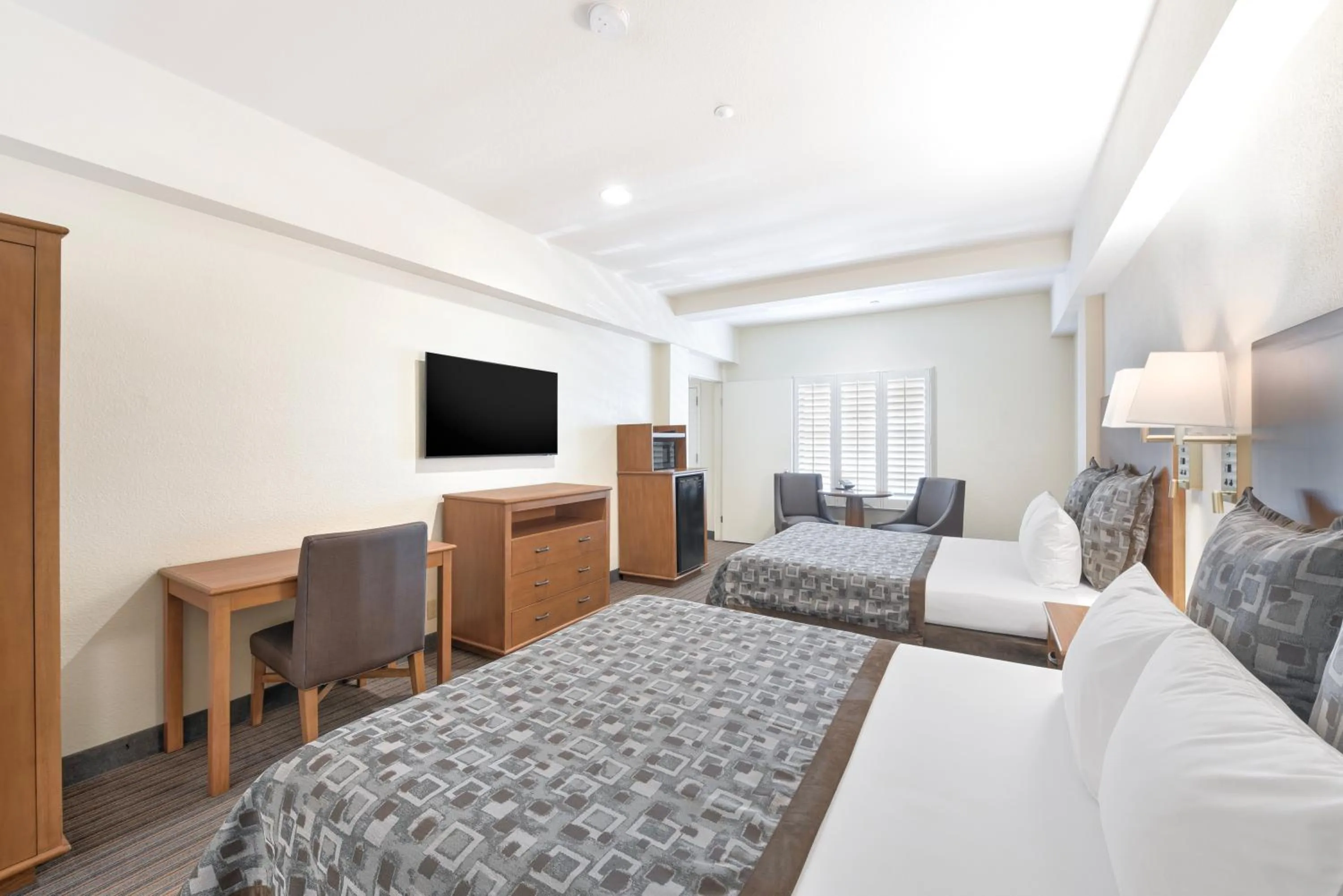 Bed in Anaheim Desert Inn & Suites