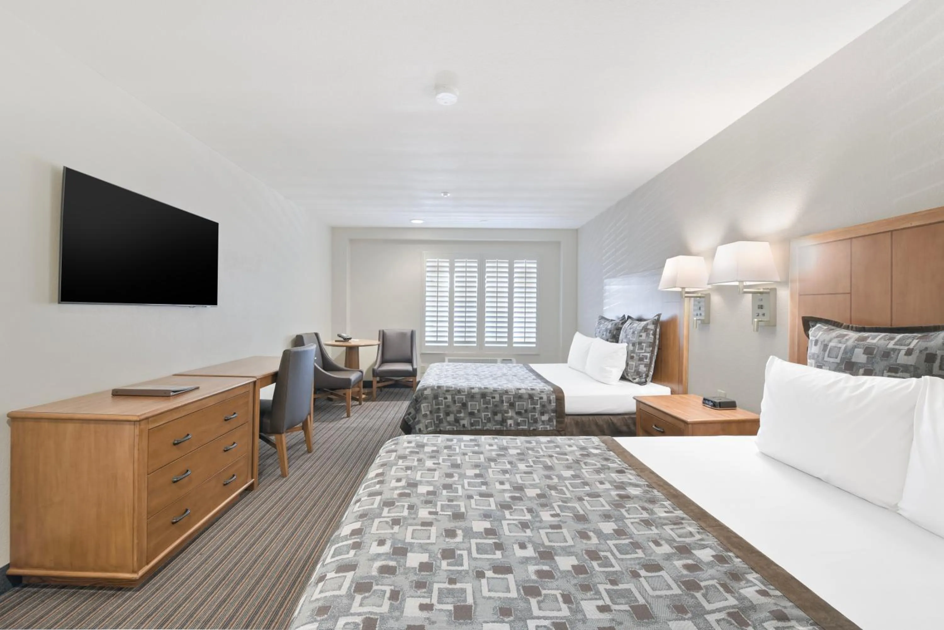 Bed in Anaheim Desert Inn & Suites