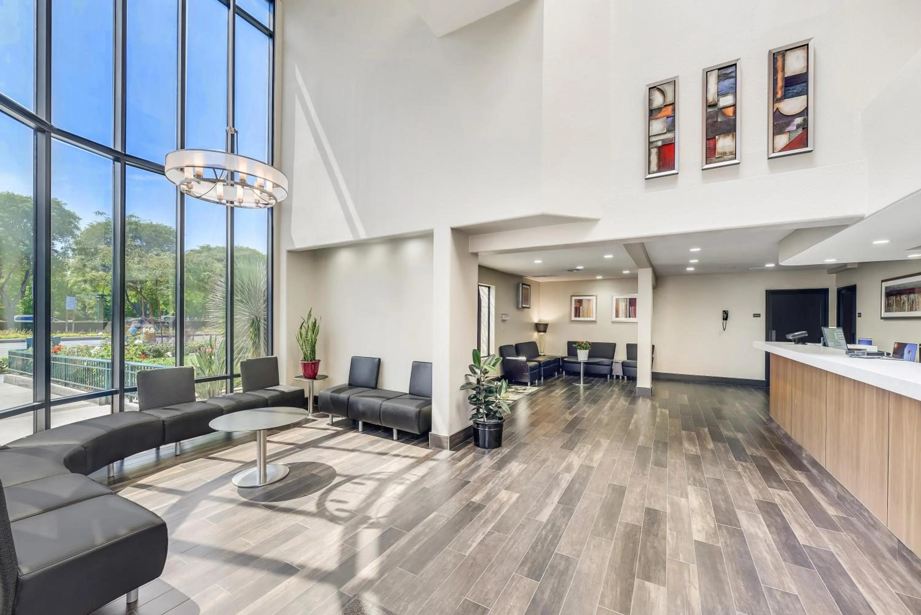 Lobby or reception in Anaheim Desert Inn & Suites