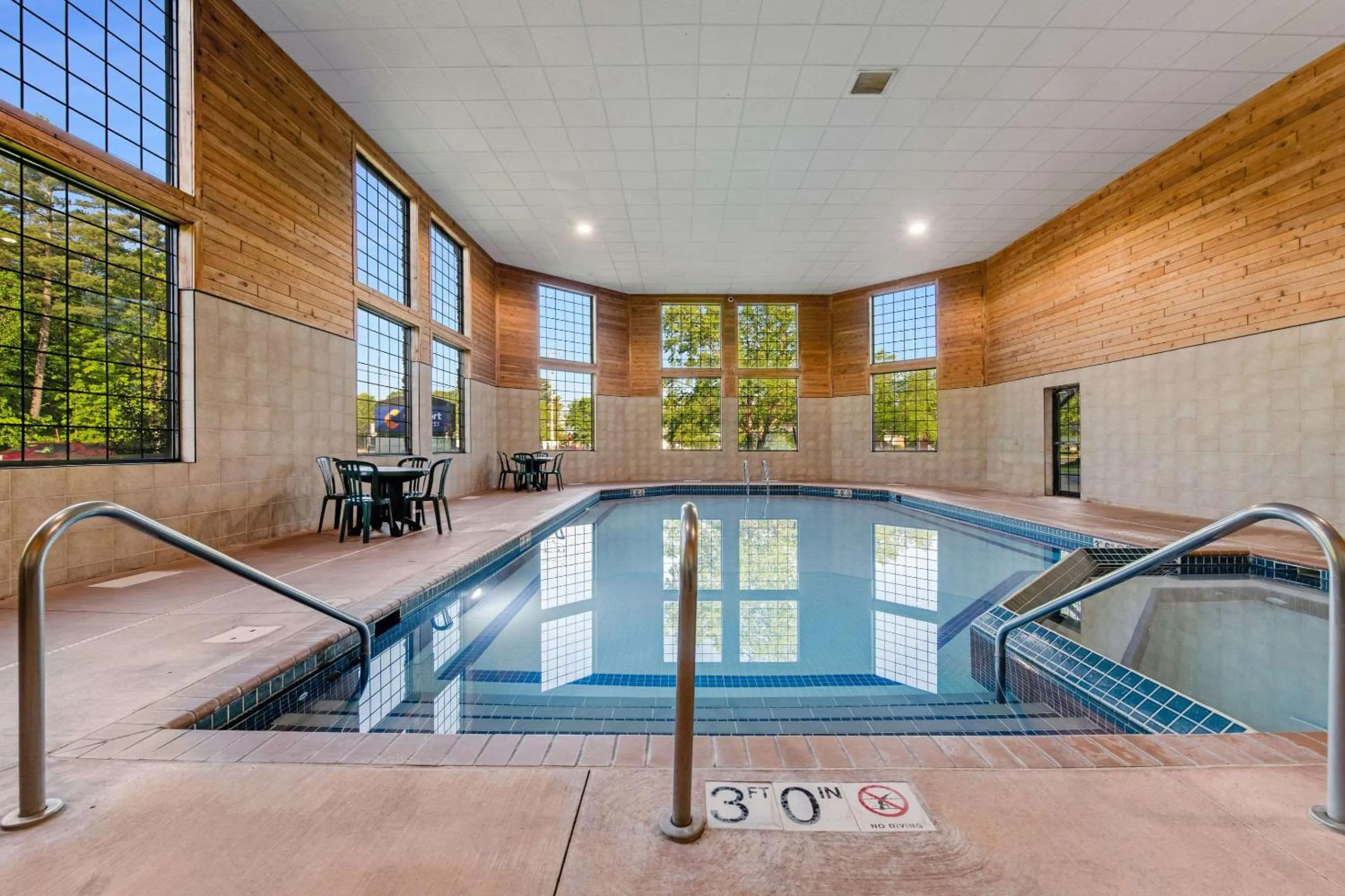 Swimming pool in Comfort Inn & Suites Weston - Wausau
