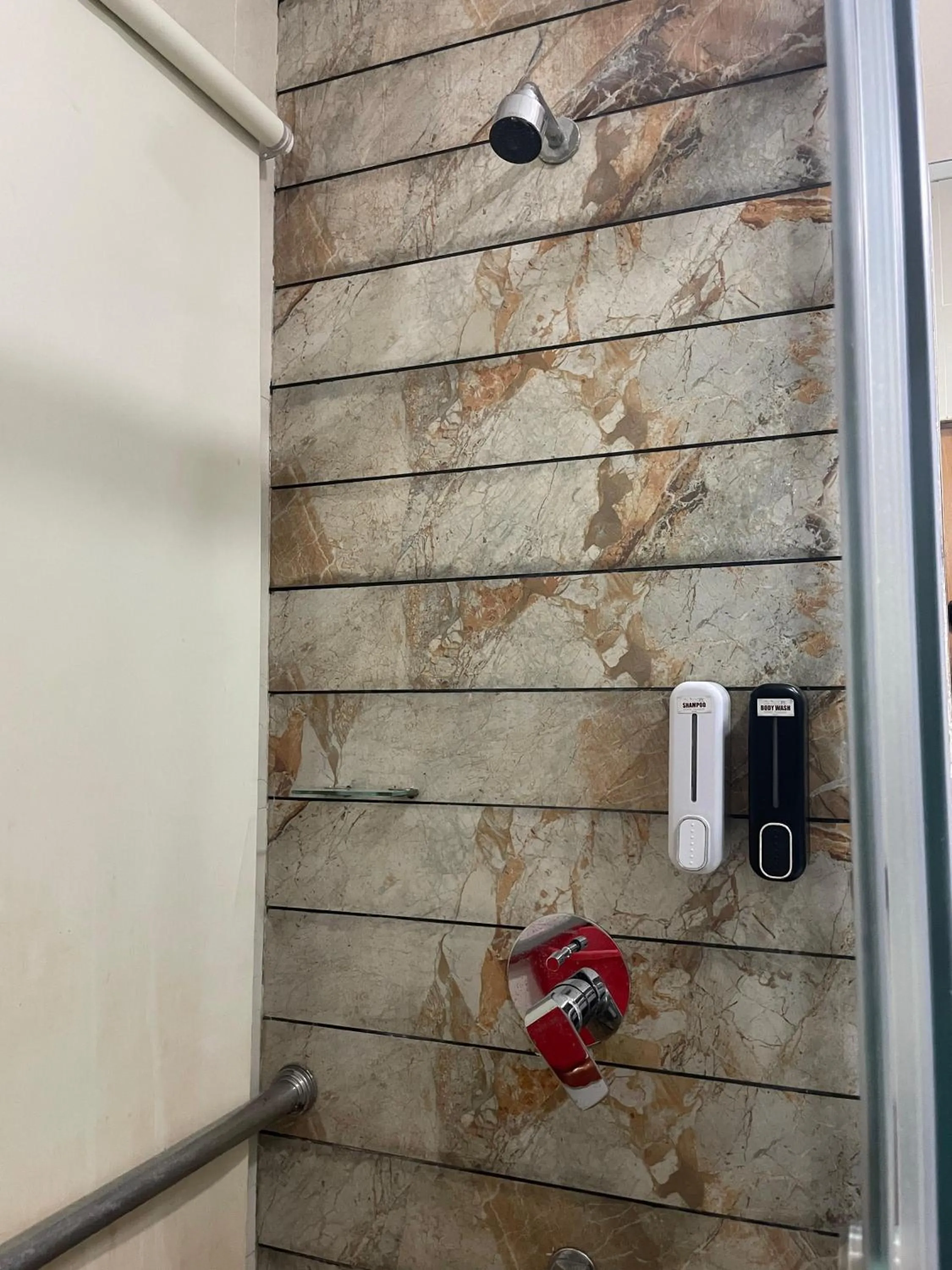 Shower in Hotel Seth Murlidhar Seva Sadan-Near Prem Mandir