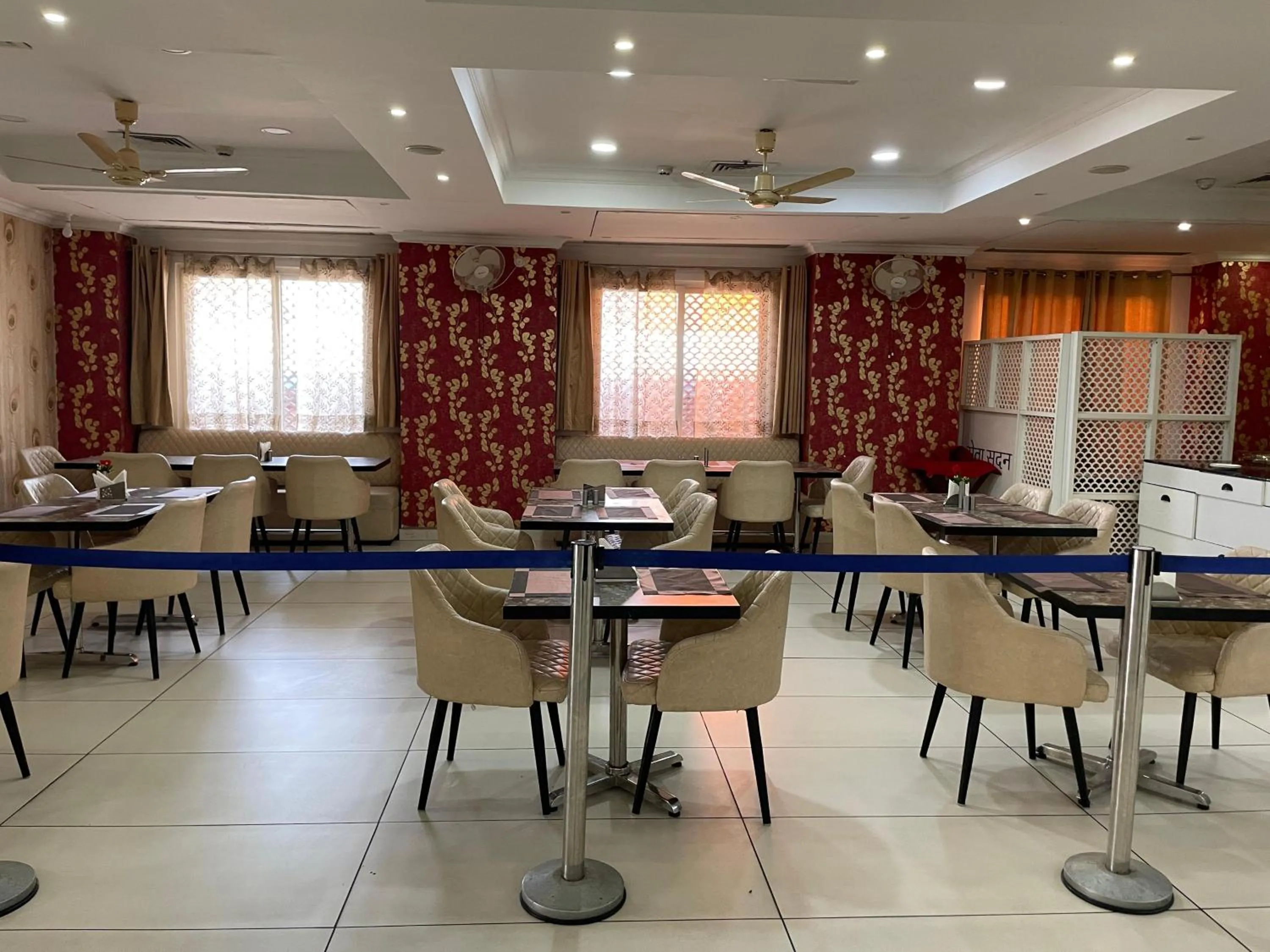 Restaurant/places to eat in Hotel Seth Murlidhar Seva Sadan-Near Prem Mandir