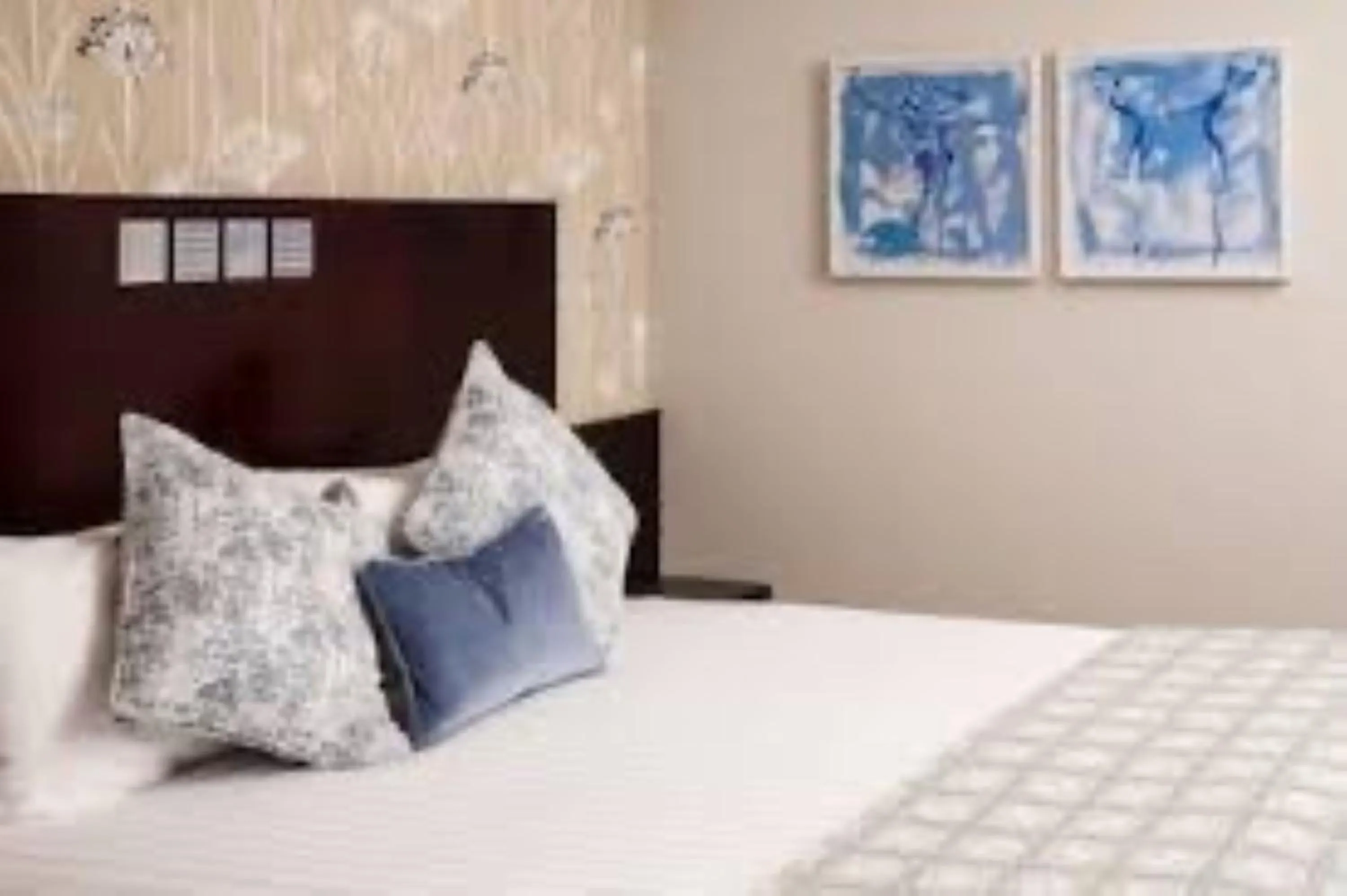 Bed in Mercure Leeds Parkway Hotel