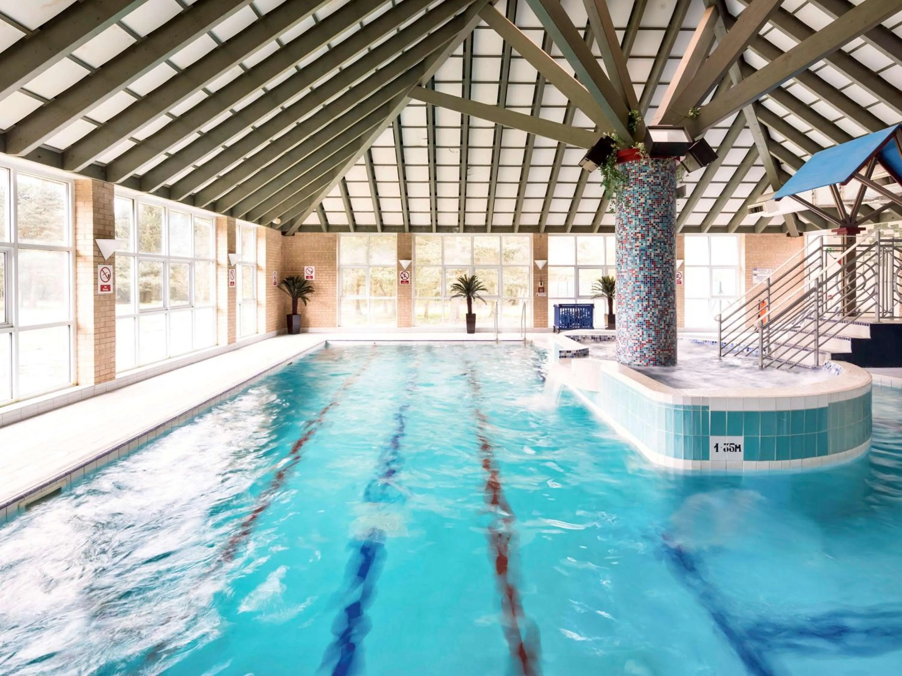 Property building, Swimming Pool in Mercure Leeds Parkway Hotel
