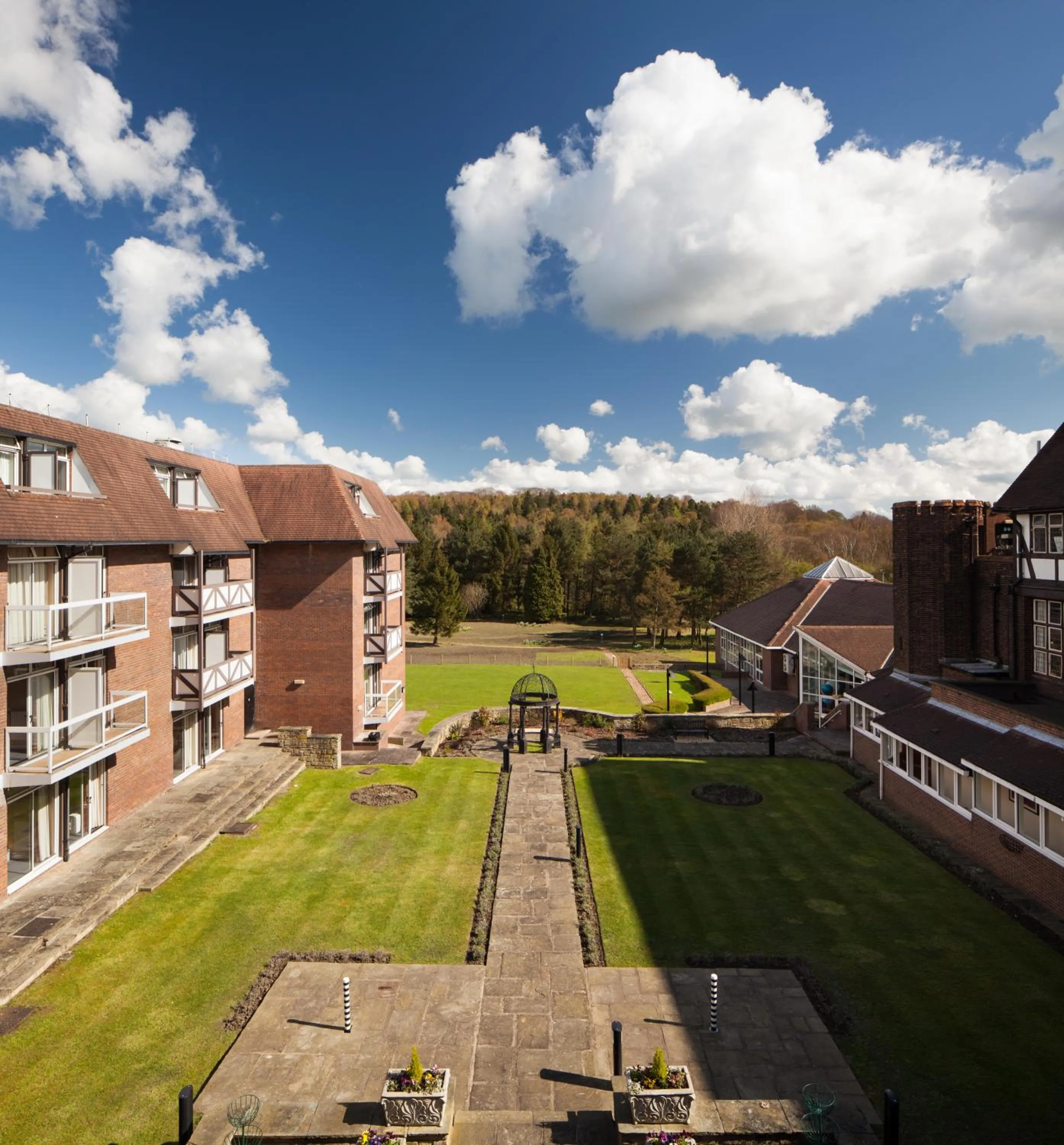 Facade/entrance in Mercure Leeds Parkway Hotel