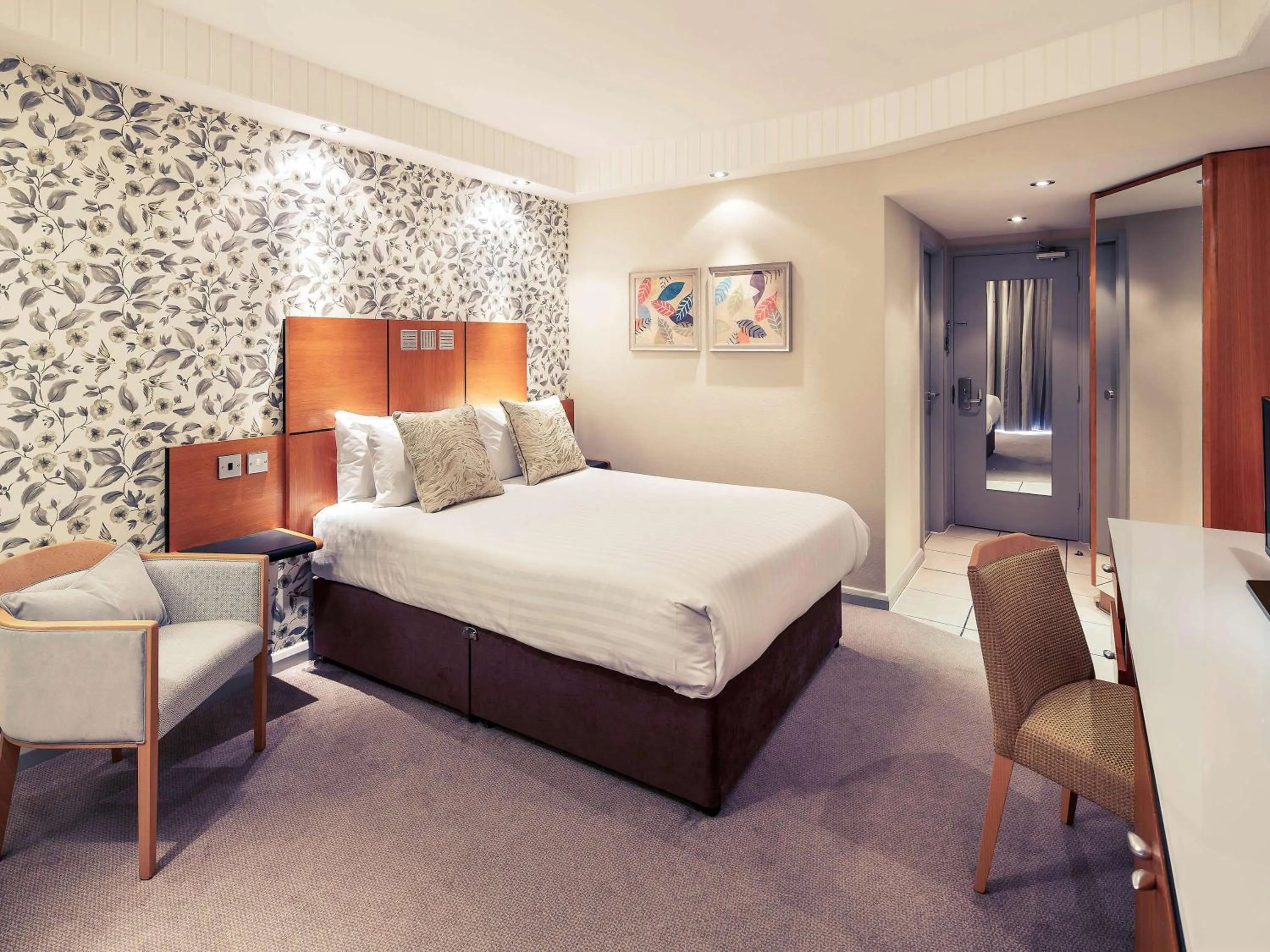 Photo of the whole room in Mercure Leeds Parkway Hotel