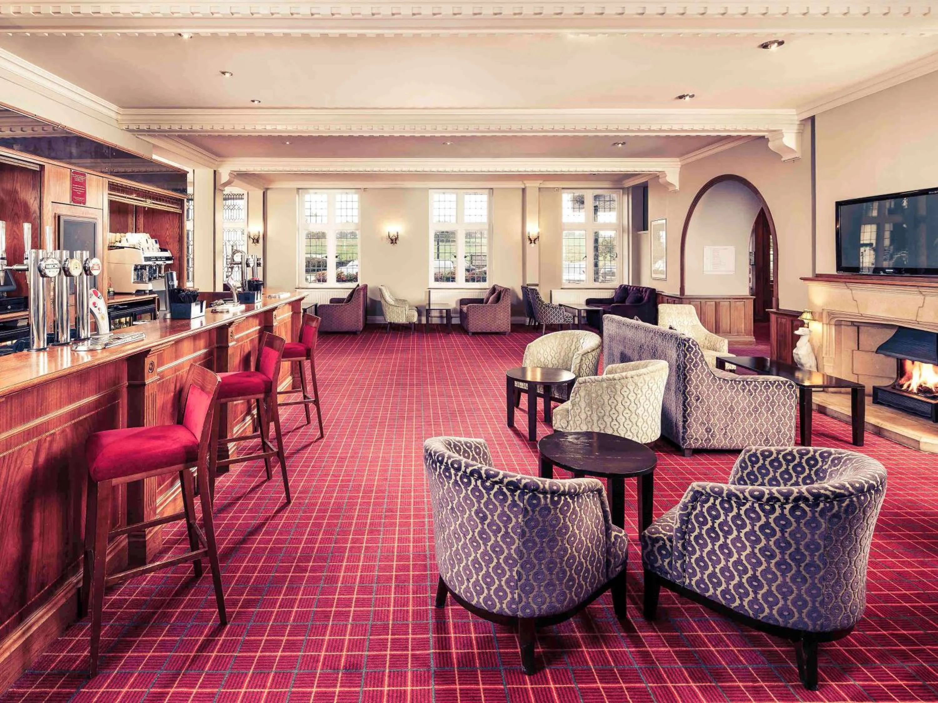 Lounge or bar, Restaurant/Places to Eat in Mercure Leeds Parkway Hotel