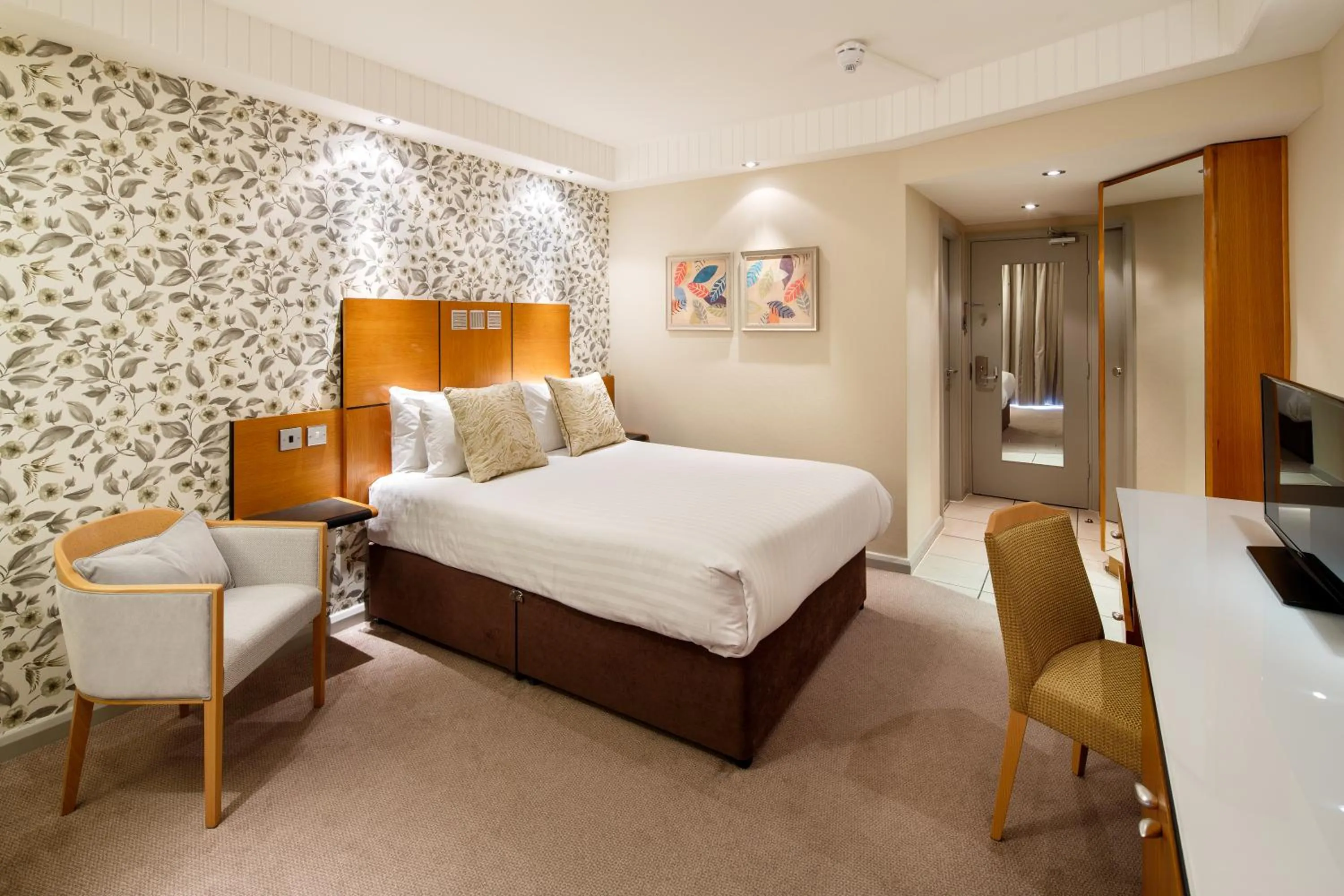 Bedroom, Room Photo in Mercure Leeds Parkway Hotel