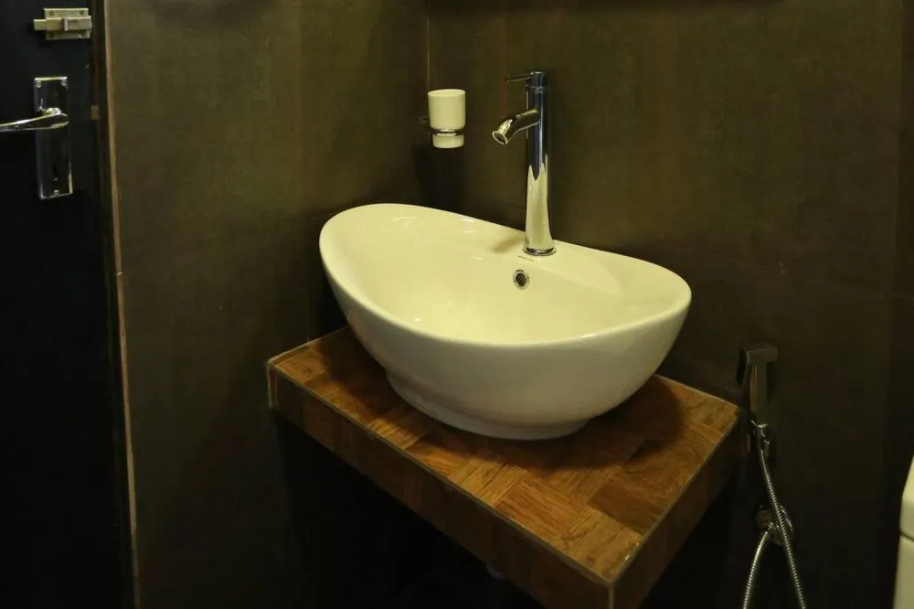 Bathroom in Edwin's Airport Garden