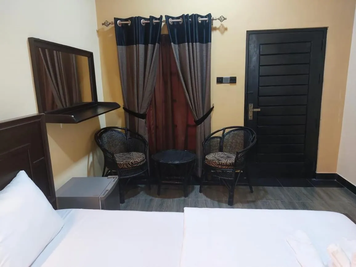 Photo of the whole room, Bed in Edwin's Airport Garden