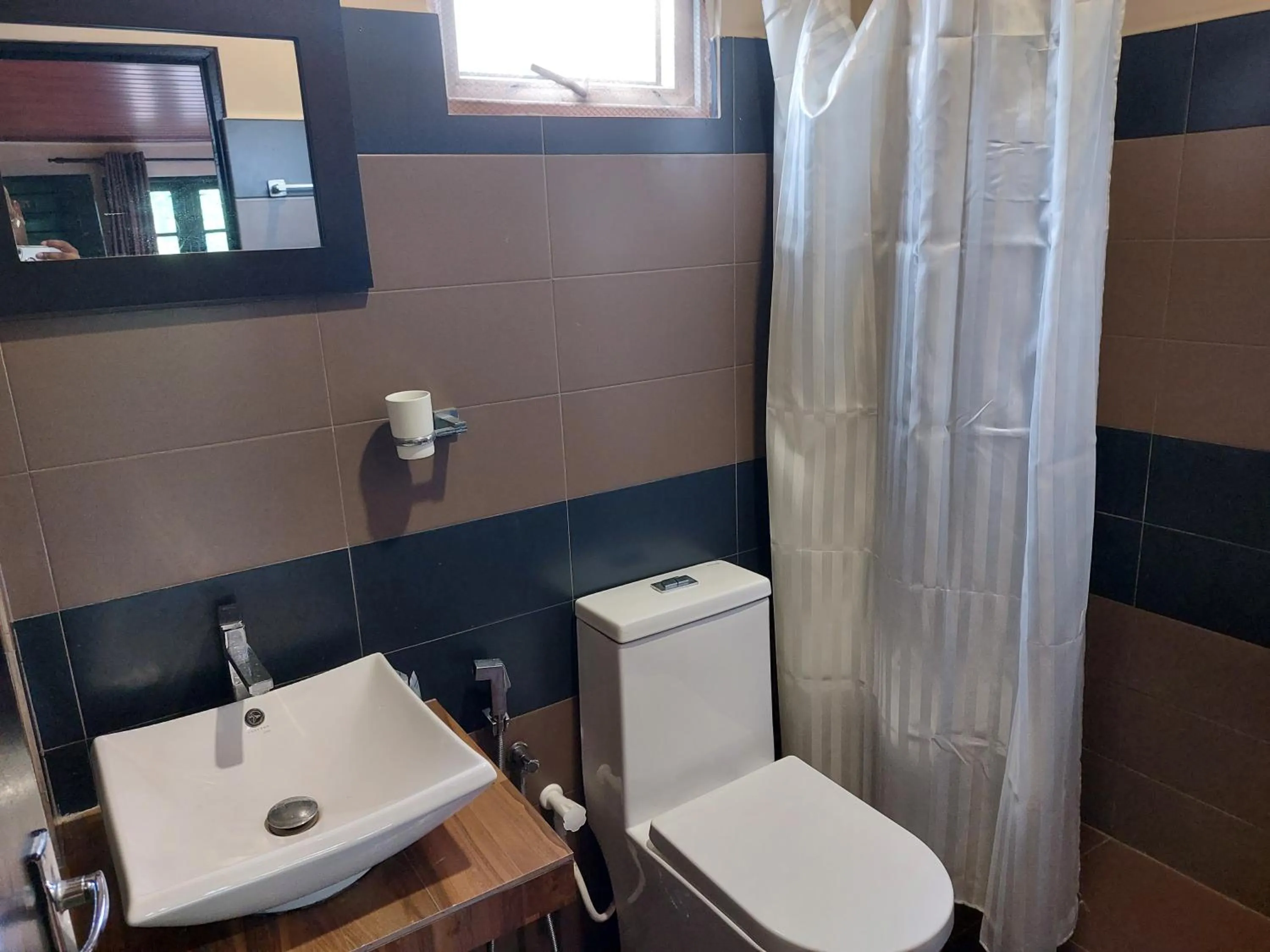 Bathroom in Edwin's Airport Garden