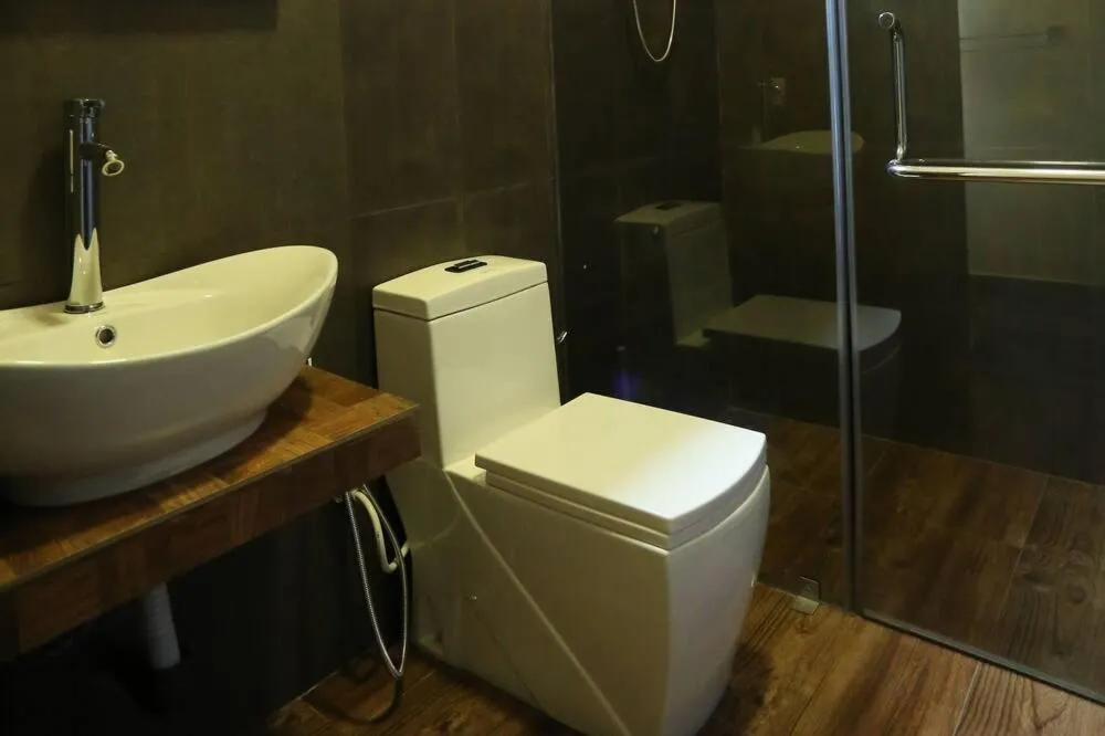 Bathroom in Edwin's Airport Garden